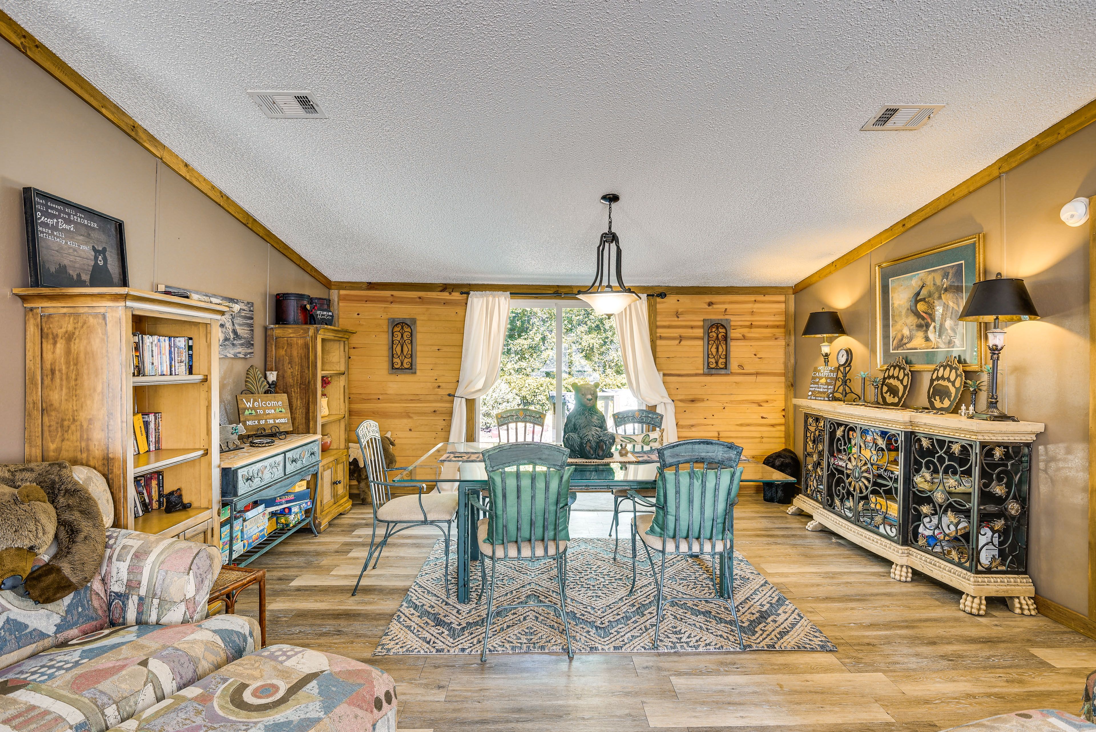 Dining Area | Dishes & Flatware Provided