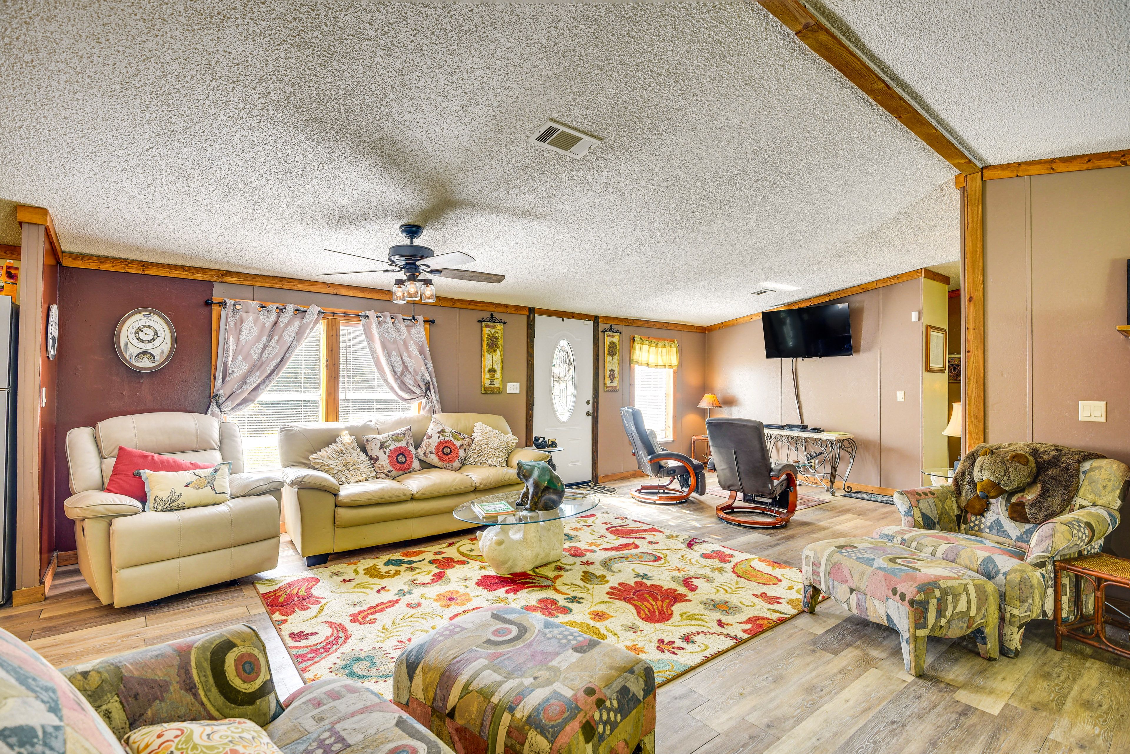 Silver Springs Vacation Rental | 4BR | 2BA | 1,800 Sq Ft | 5 Stairs to Access