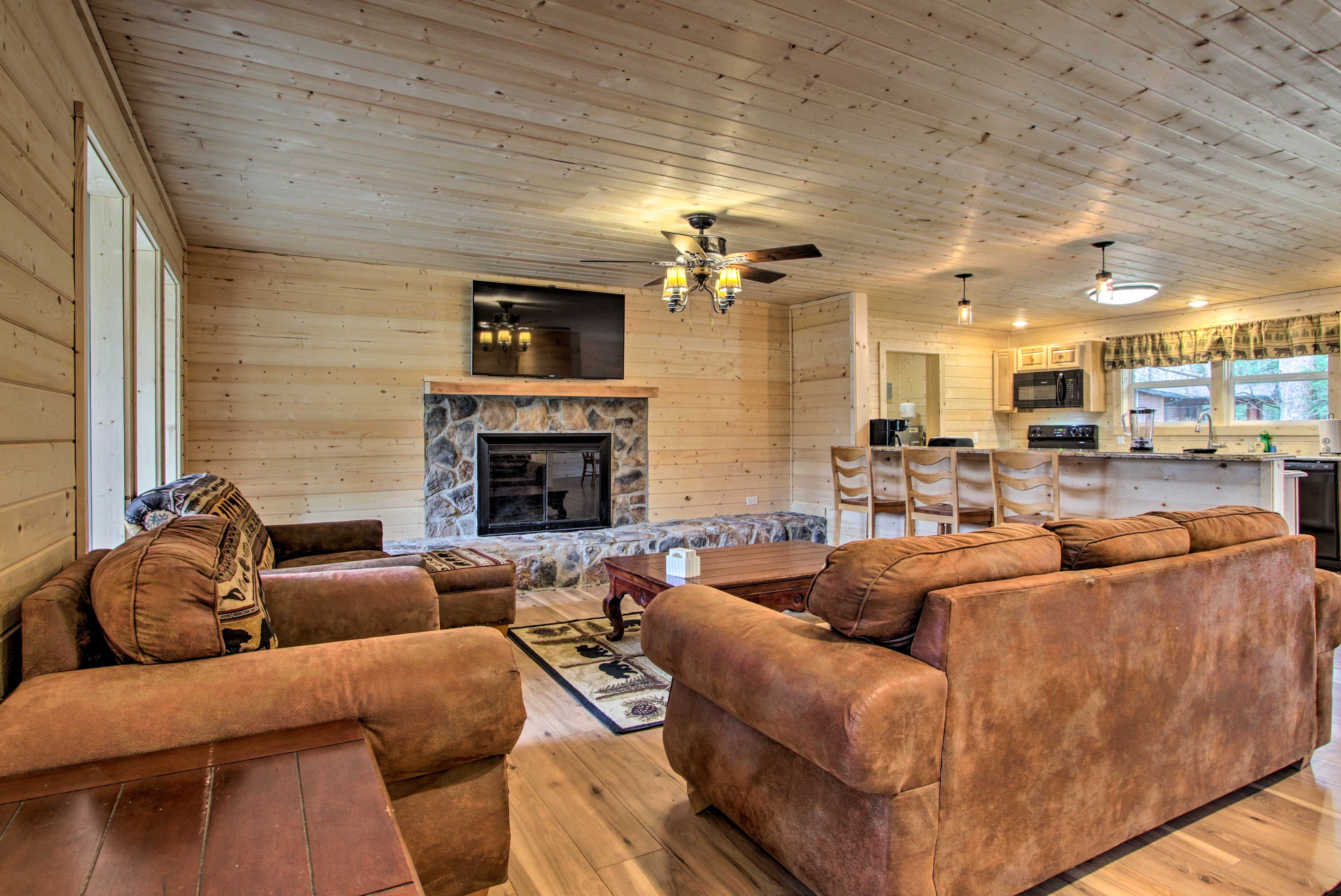 Living Room | Open Floor Plan | Free WiFi