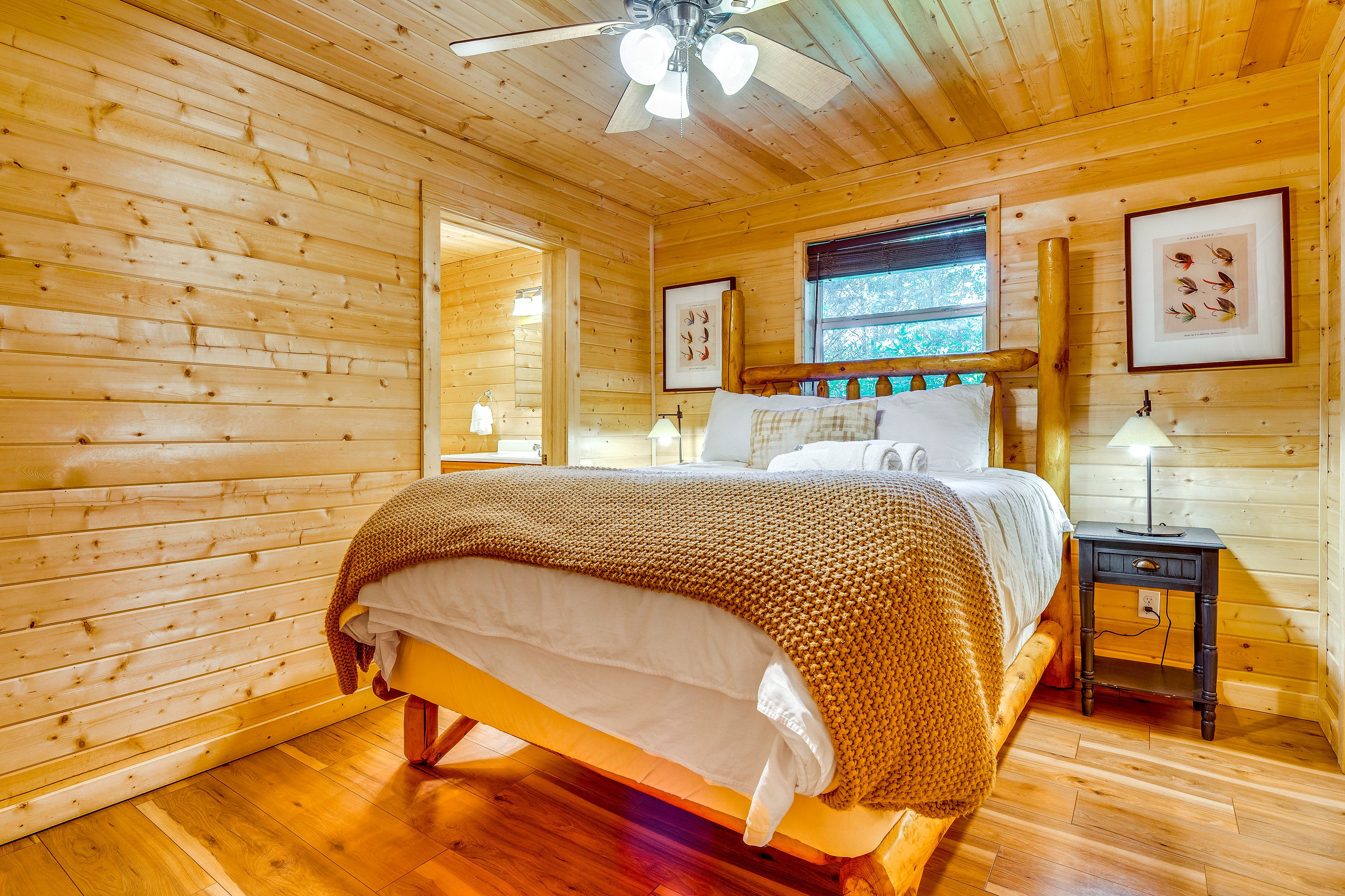 Bedroom 3 | Queen Bed