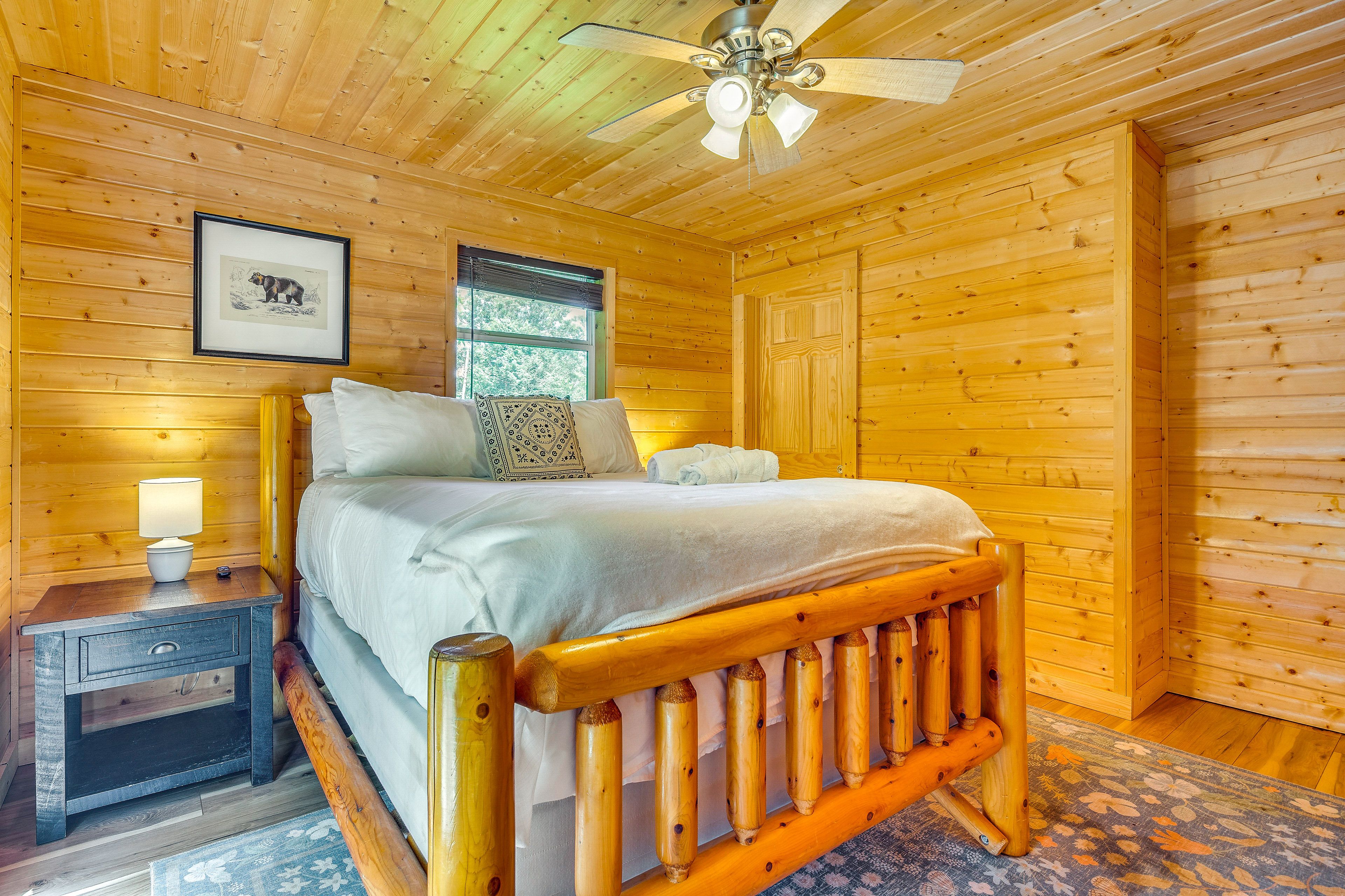 Bedroom 5 (Detached Cabin) | Queen Bed