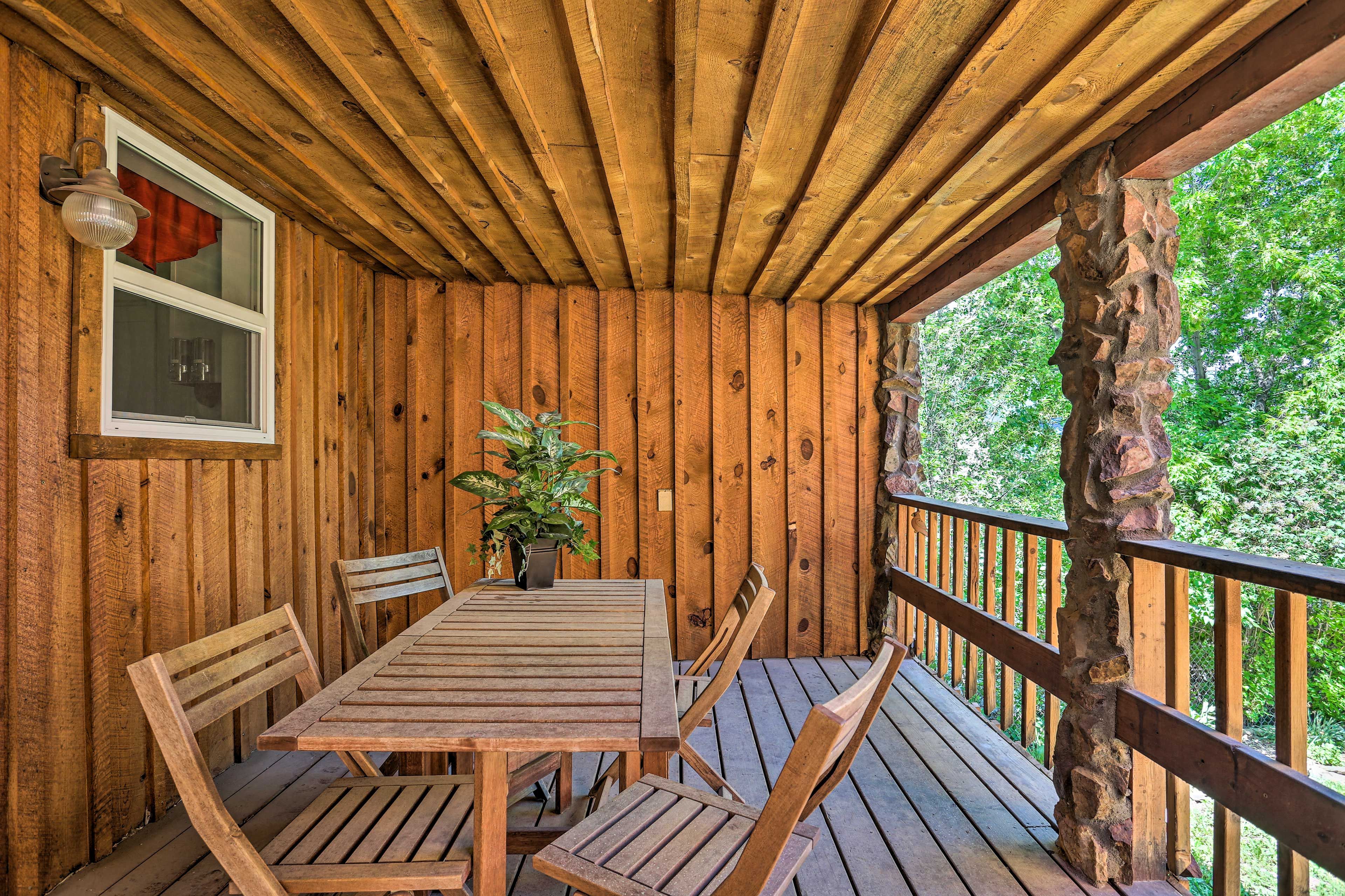 Private Covered Deck | Outdoor Dining Area | Lighting