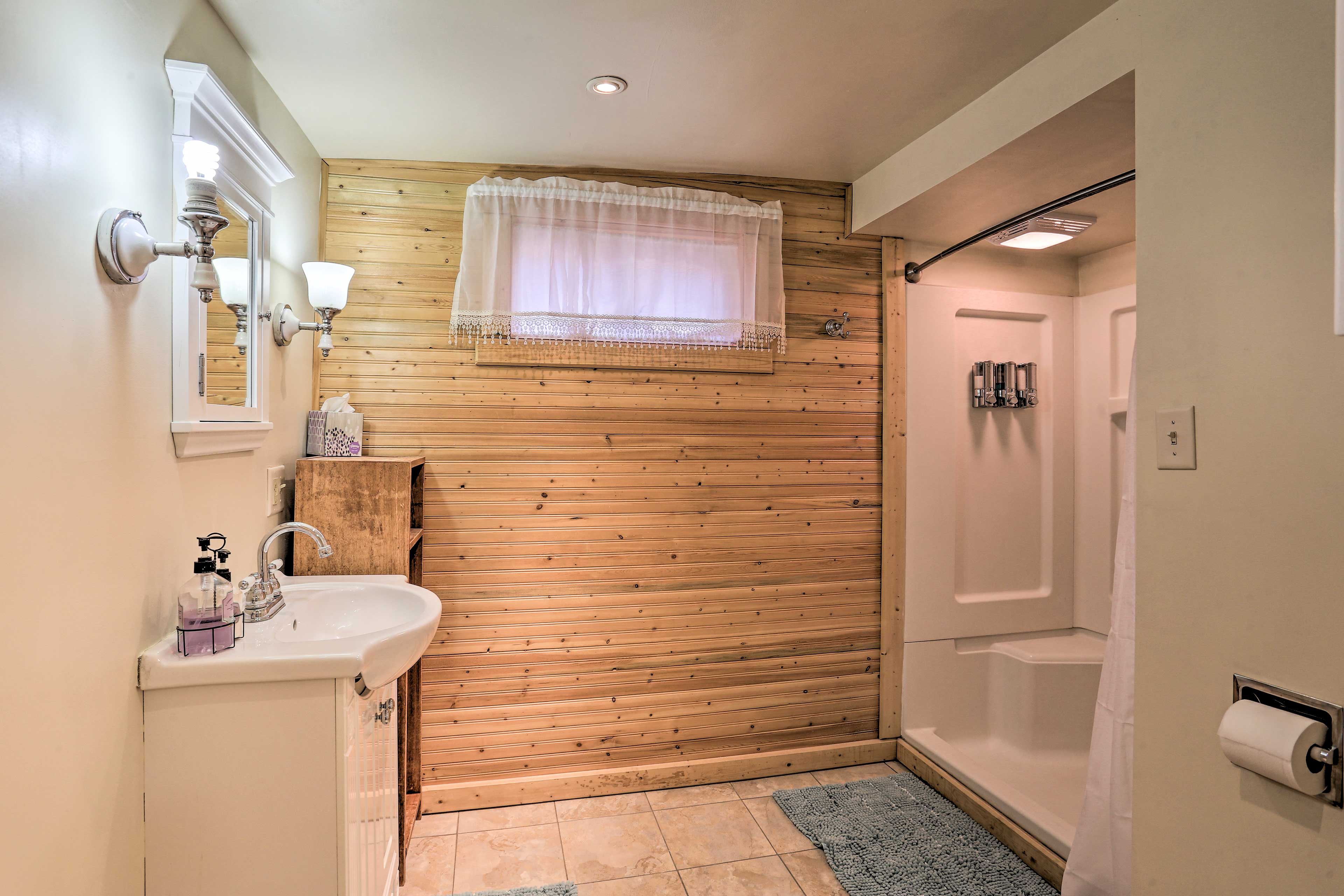 Full Bathroom | Towels Provided | Complimentary Toiletries