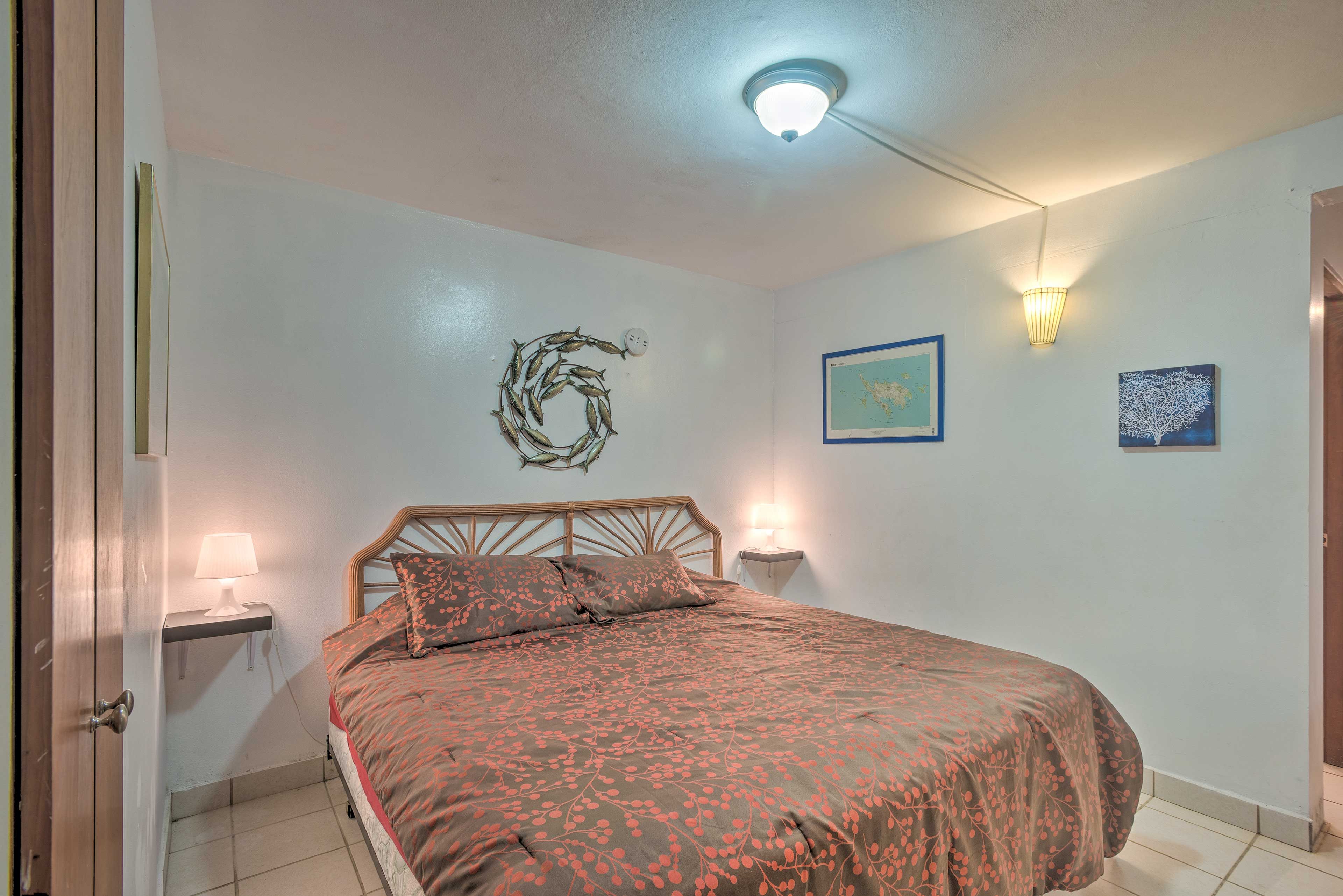 Bedroom | King Bed | Linens Provided