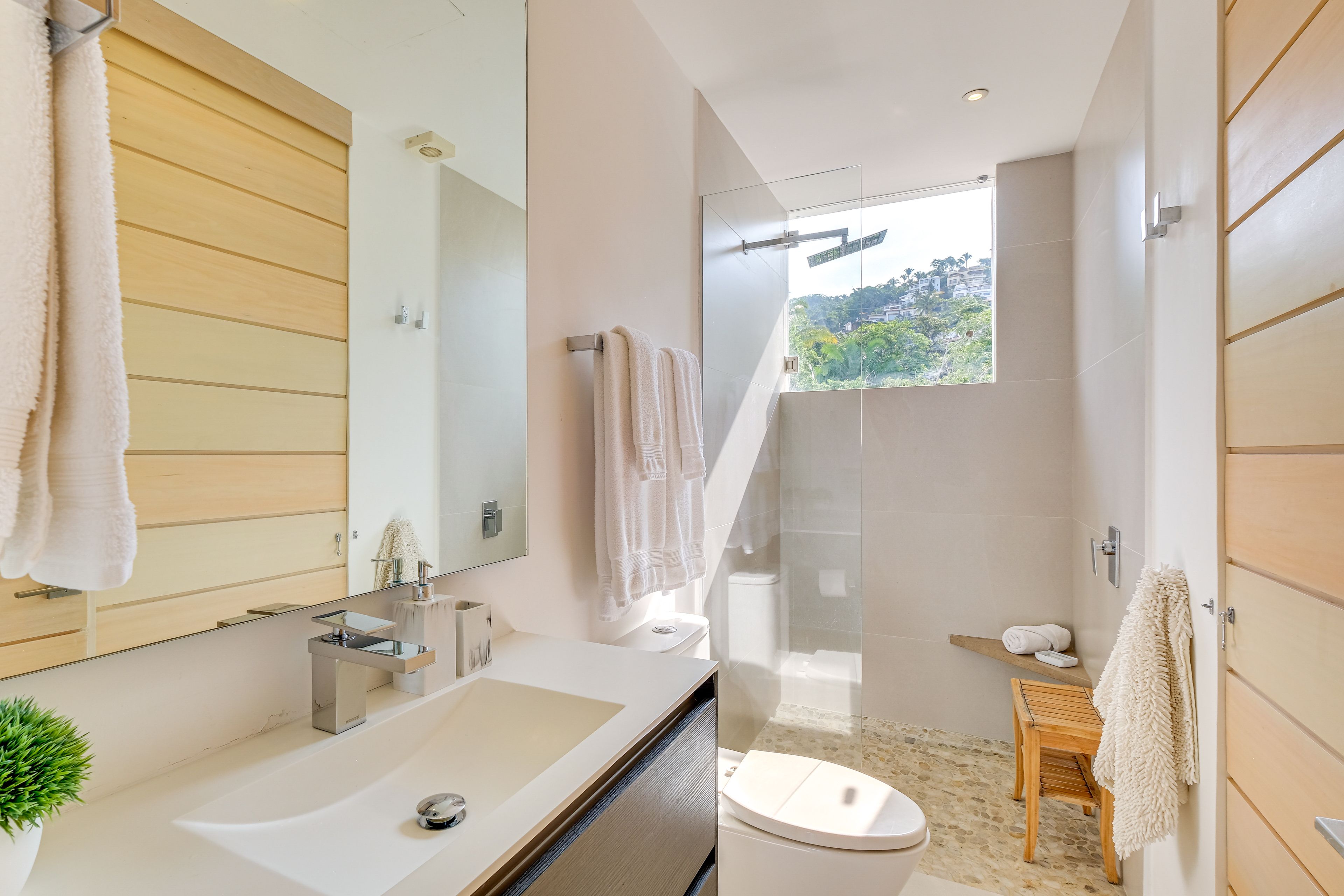En-Suite Bathroom | Towels Provided
