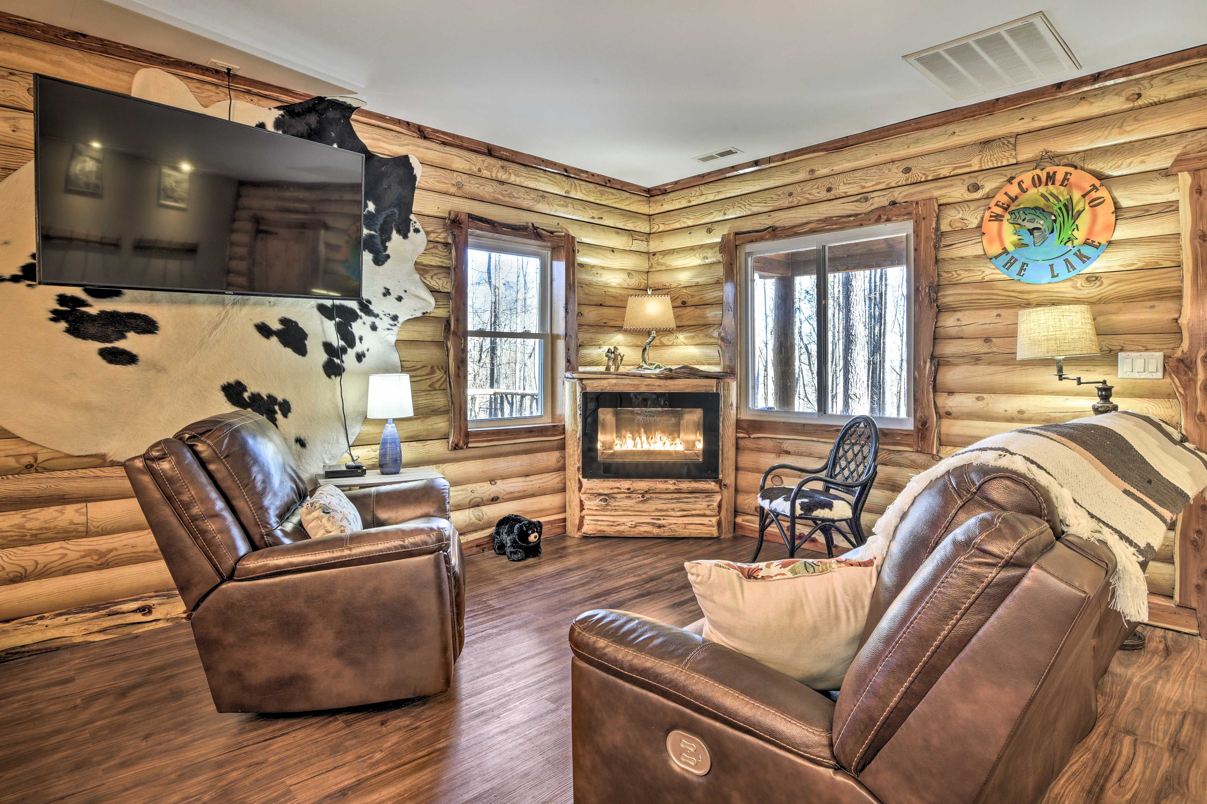 Living Room | Free WiFi | Smart TV | Central A/C & Heat