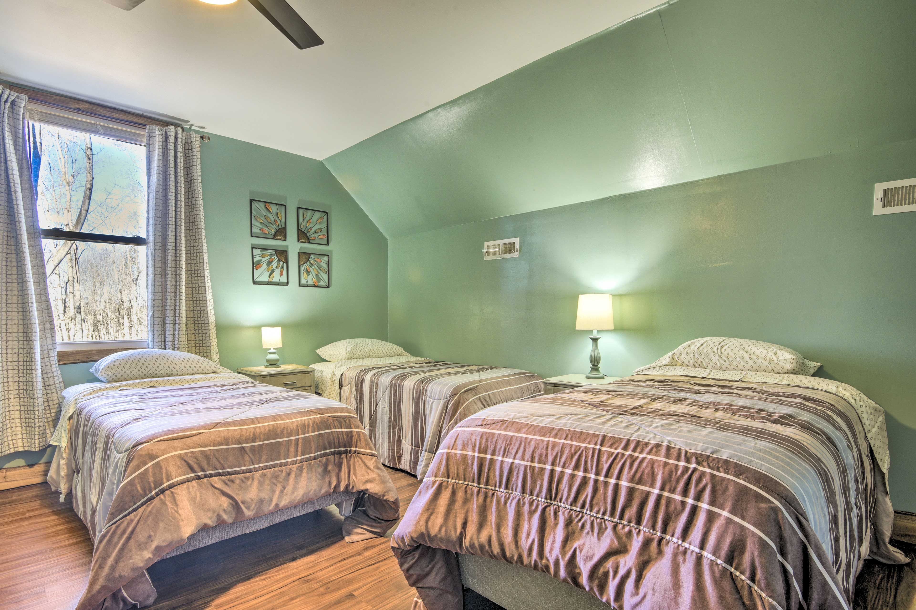 Bedroom 2 | Queen Bed | 2 Twin Beds