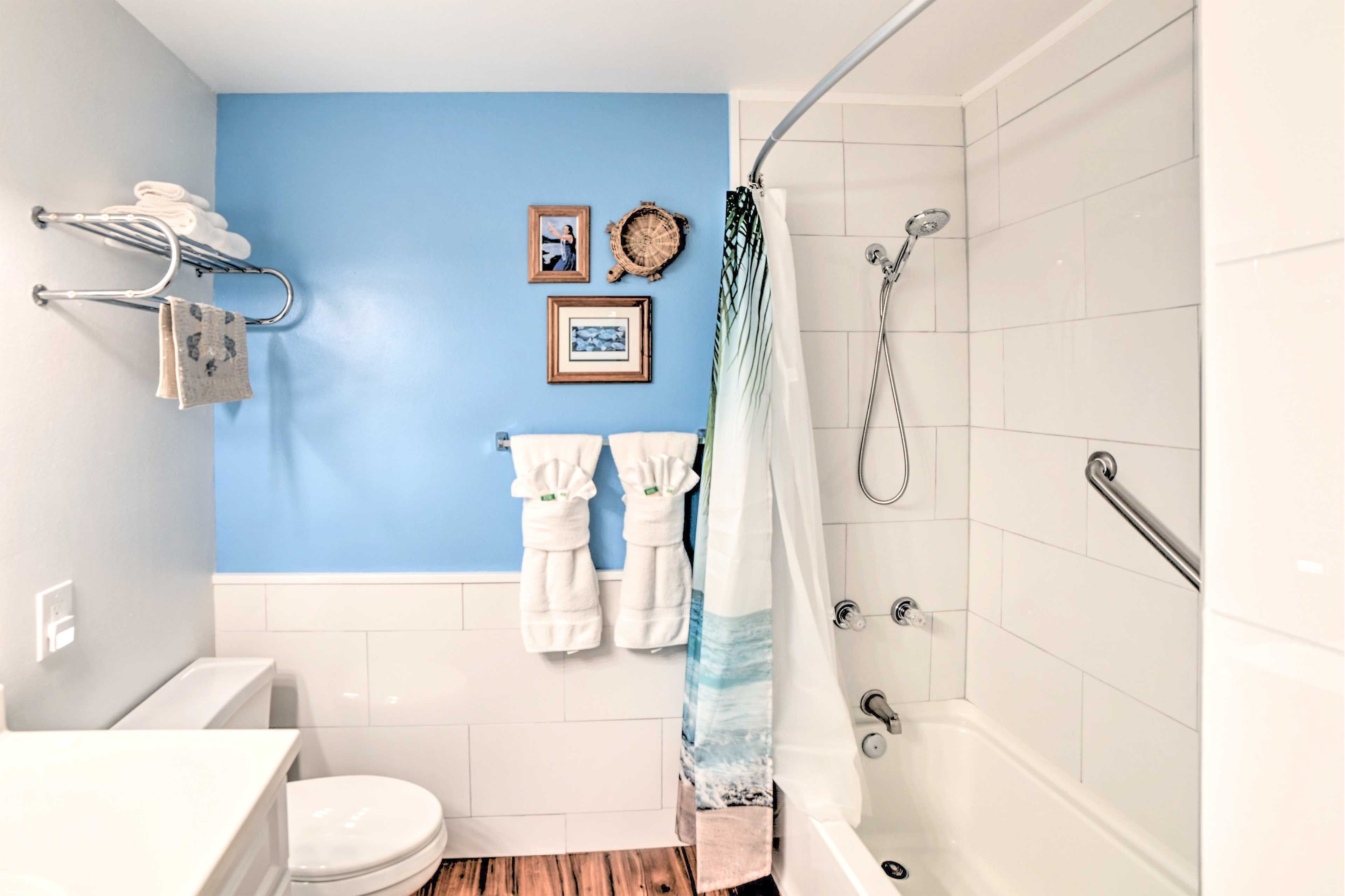 Full Bathroom | Complimentary Toiletries | Towels