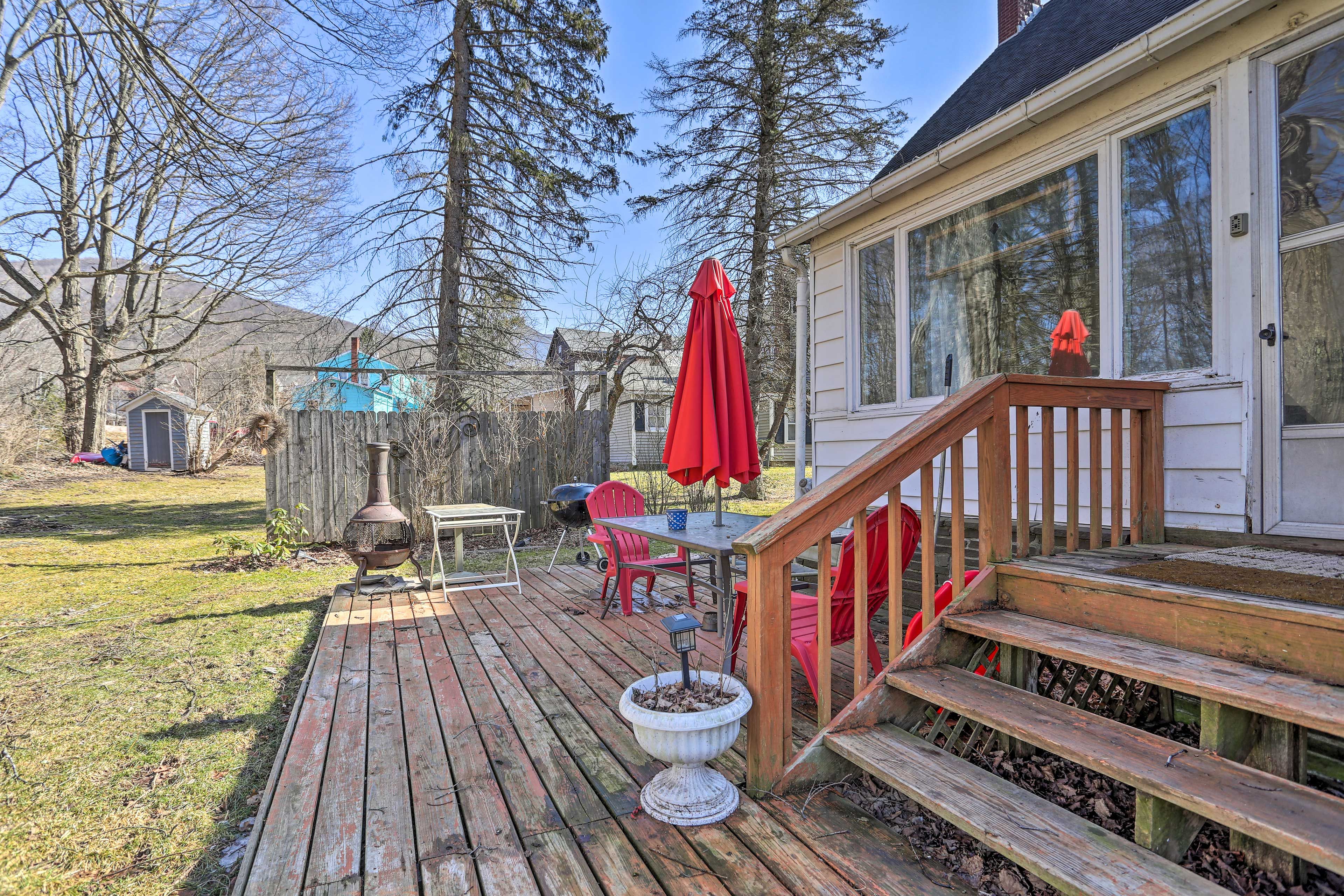Light a fire in the fire pit and have your dinner at the outdoor dining table!