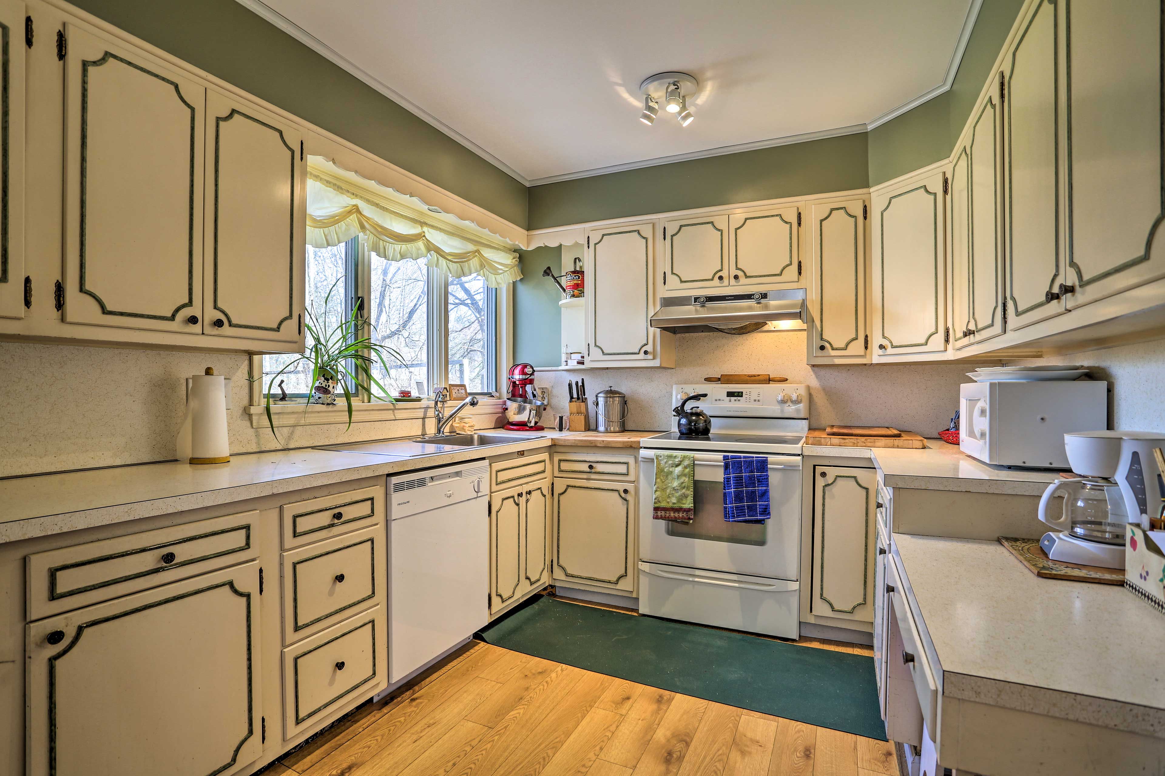 This fully equipped kitchen has a stand mixer for the aspiring baker!