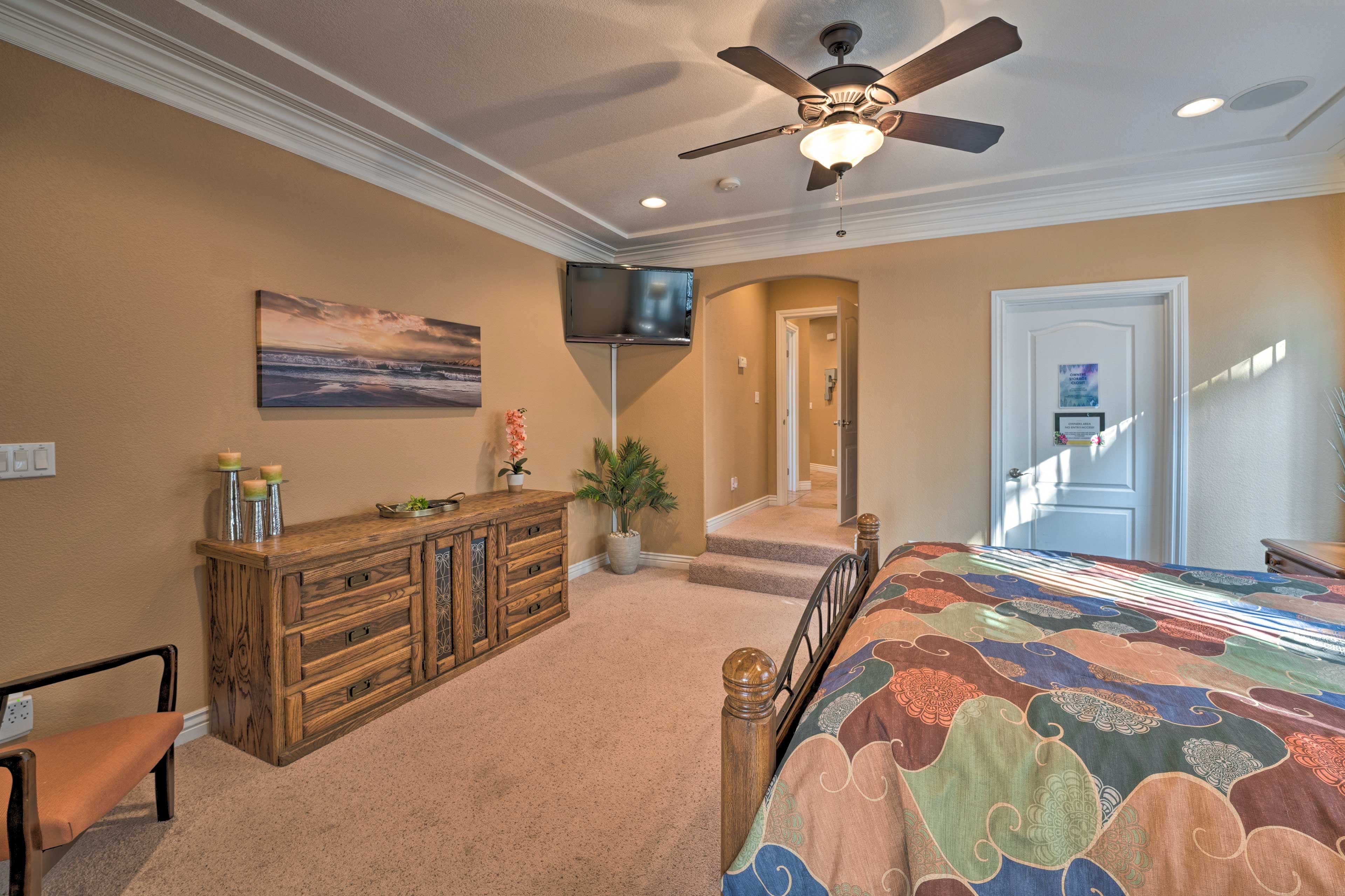 Bedroom 1 | King Bed | Cable TV | Ceiling Fan | Steps Required