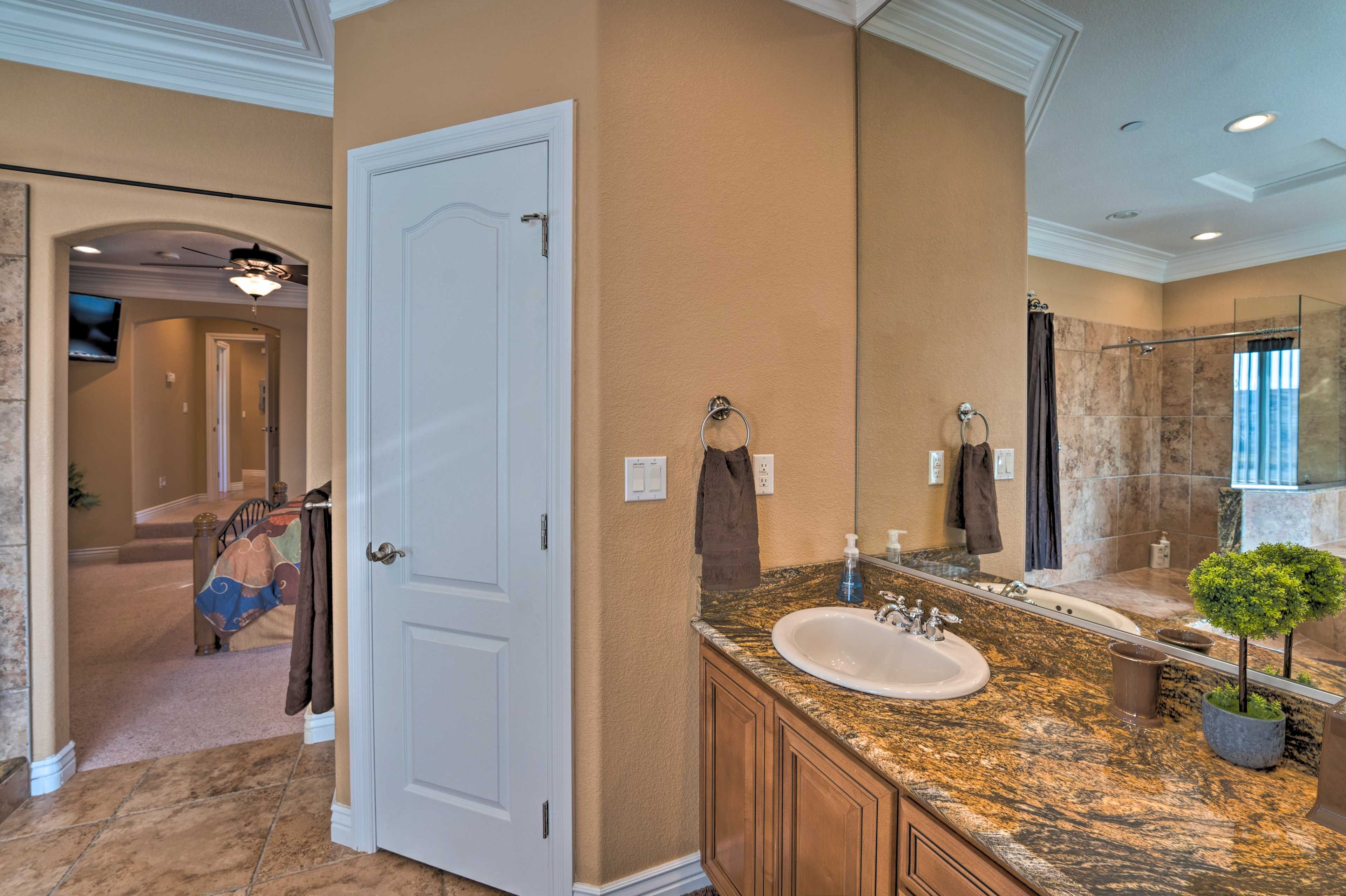 En-Suite Bathroom | Dual Sinks | Soaking Tub