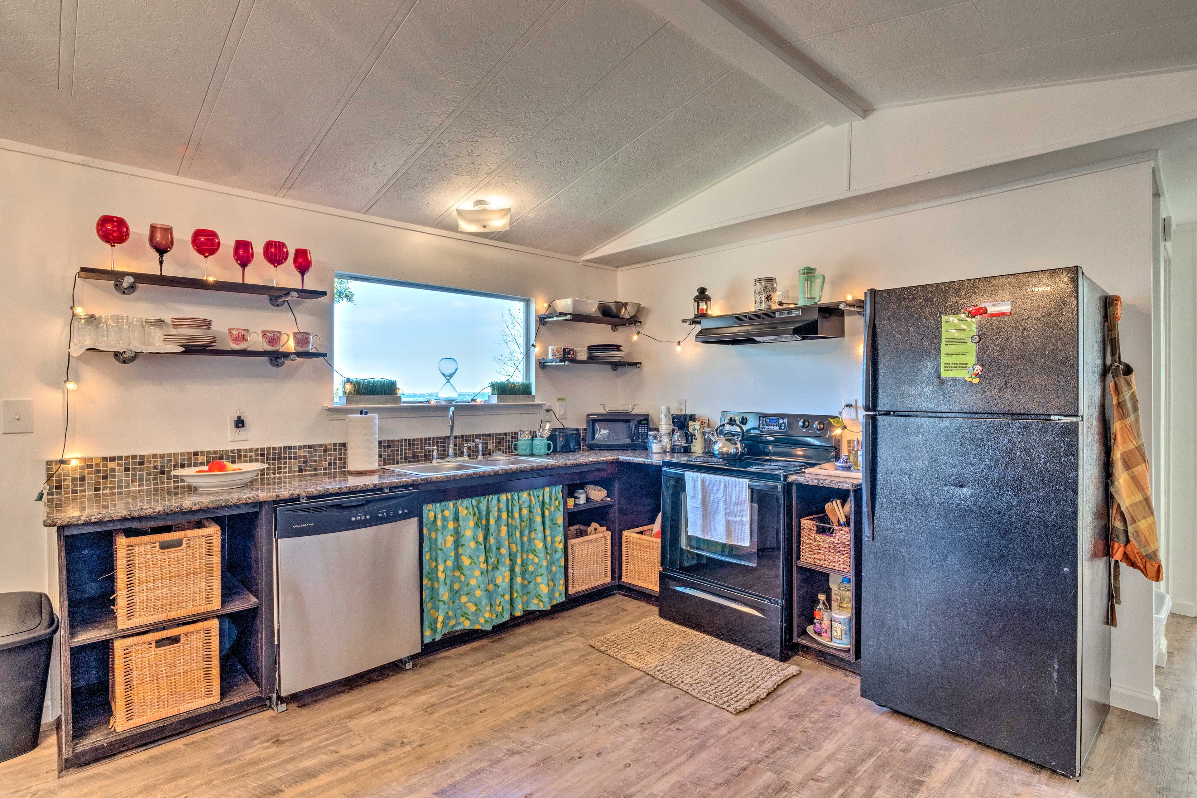 The fully equipped kitchen offers cooking basics.