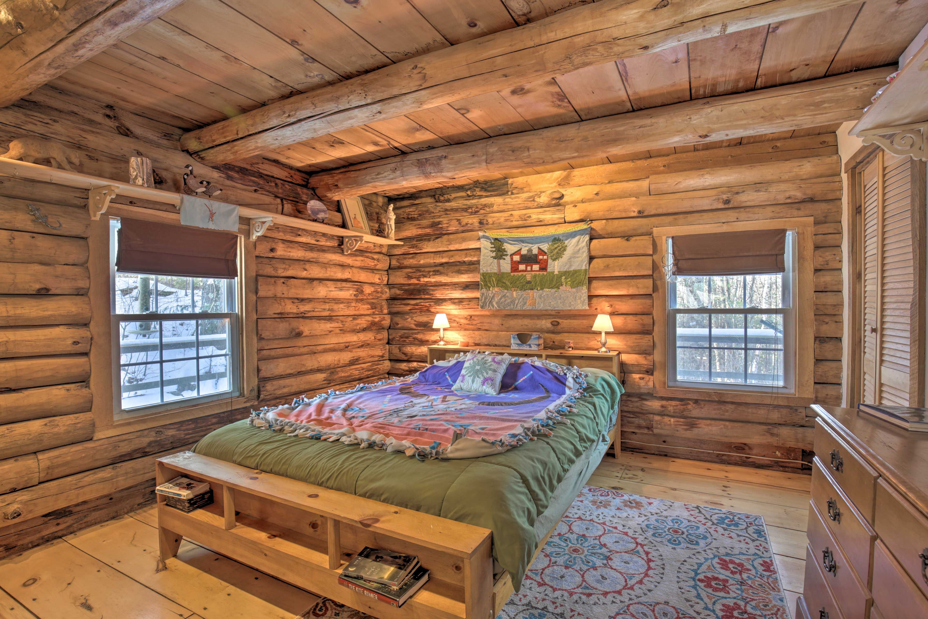 Bedroom 1 | Queen Bed | Linens Provided | 1st Floor