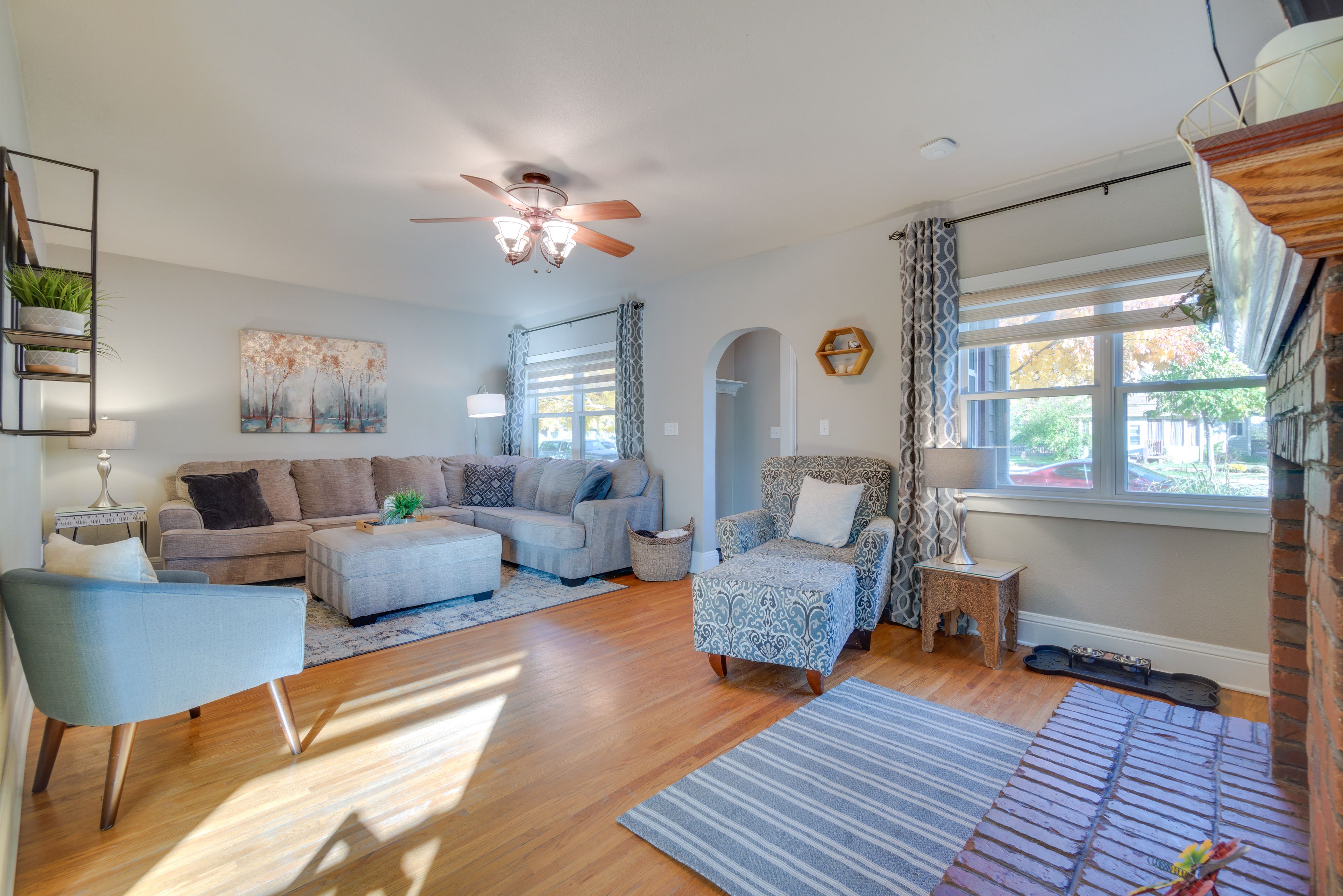 Living Room | Central A/C & Heating | Free WiFi