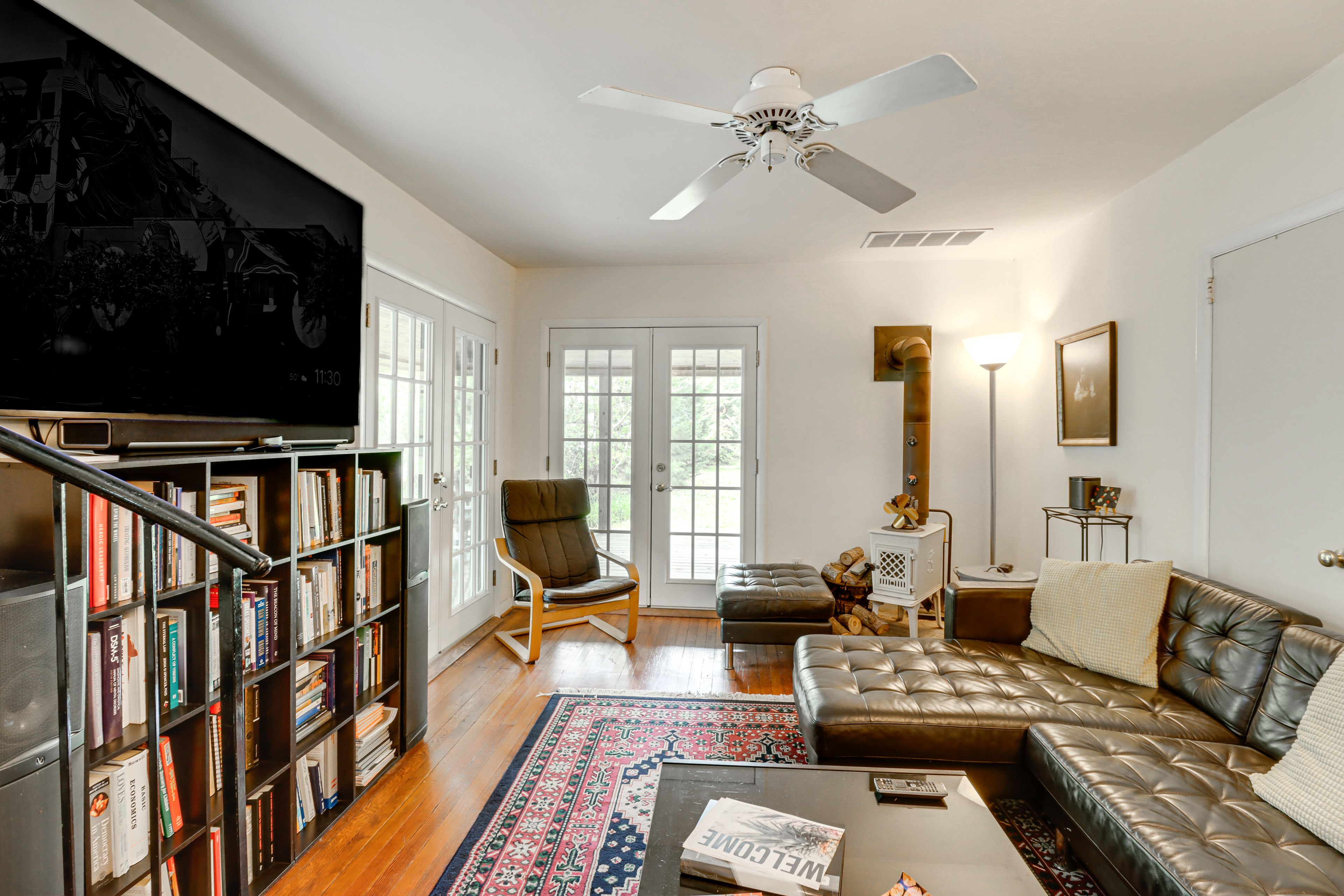 Modern Interior | Smart TV | Wood-Burning Fireplace