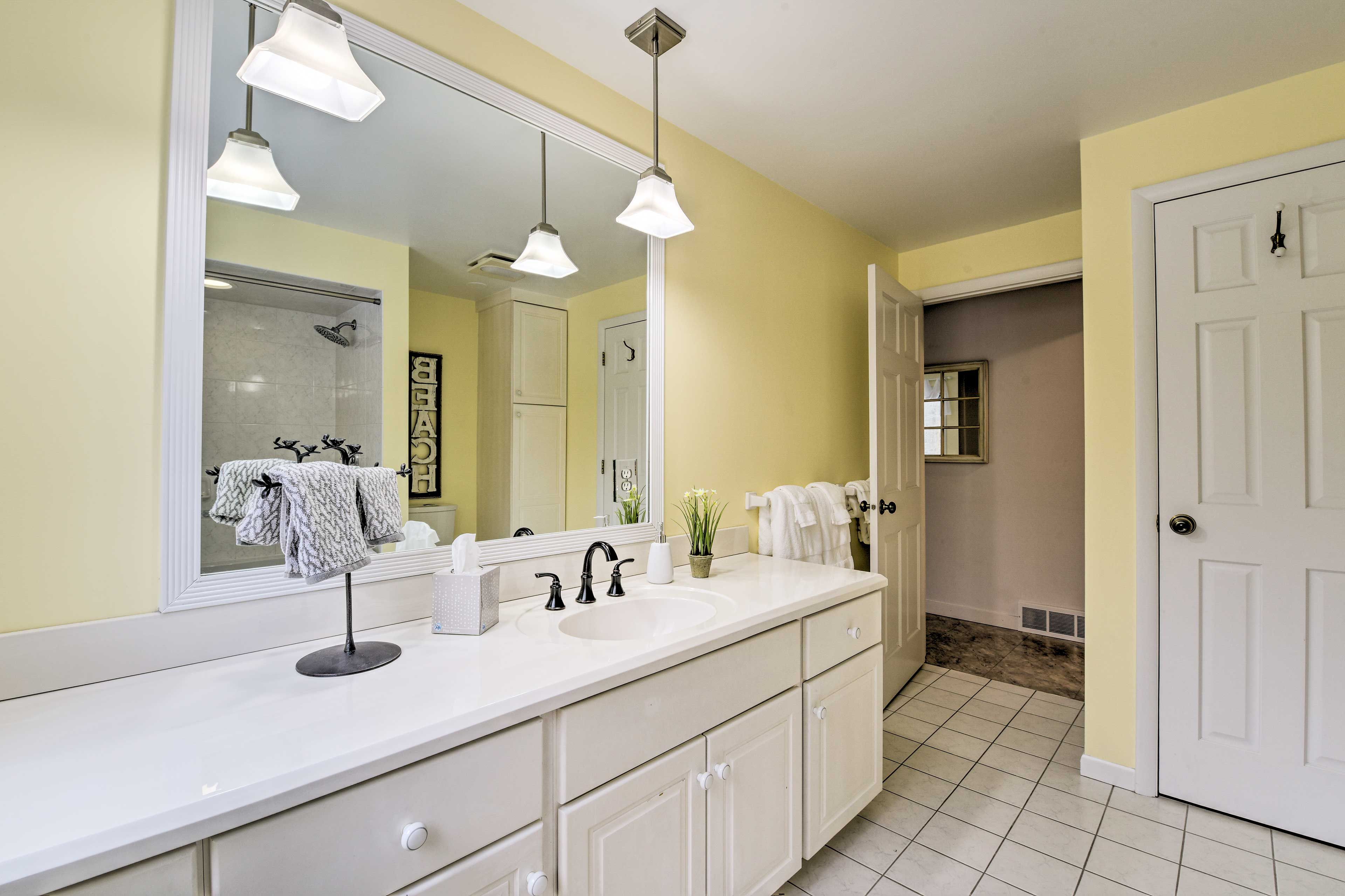 This bathroom has a tub/shower.