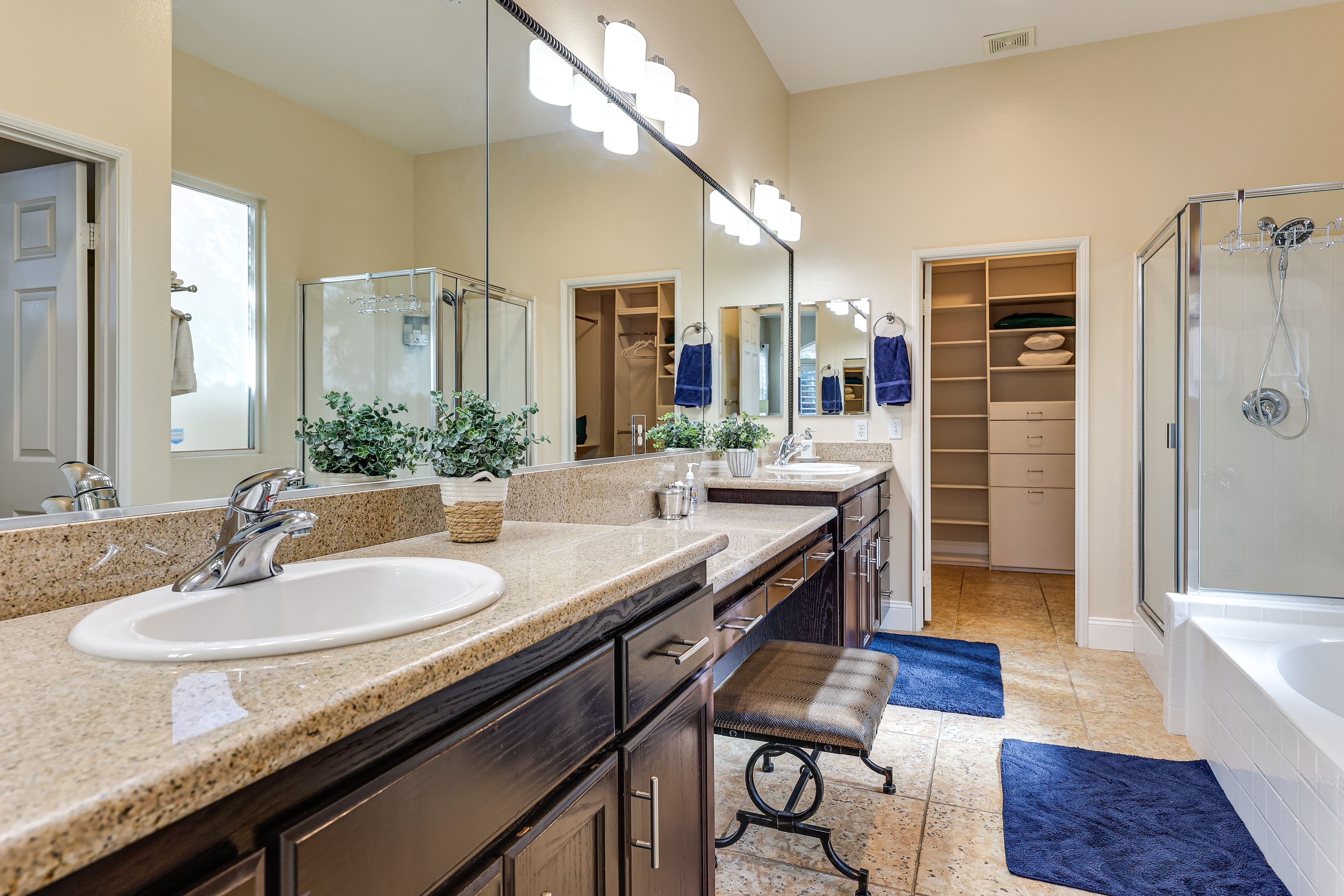En-Suite Bathroom | Towels Provided | Soaker Tub