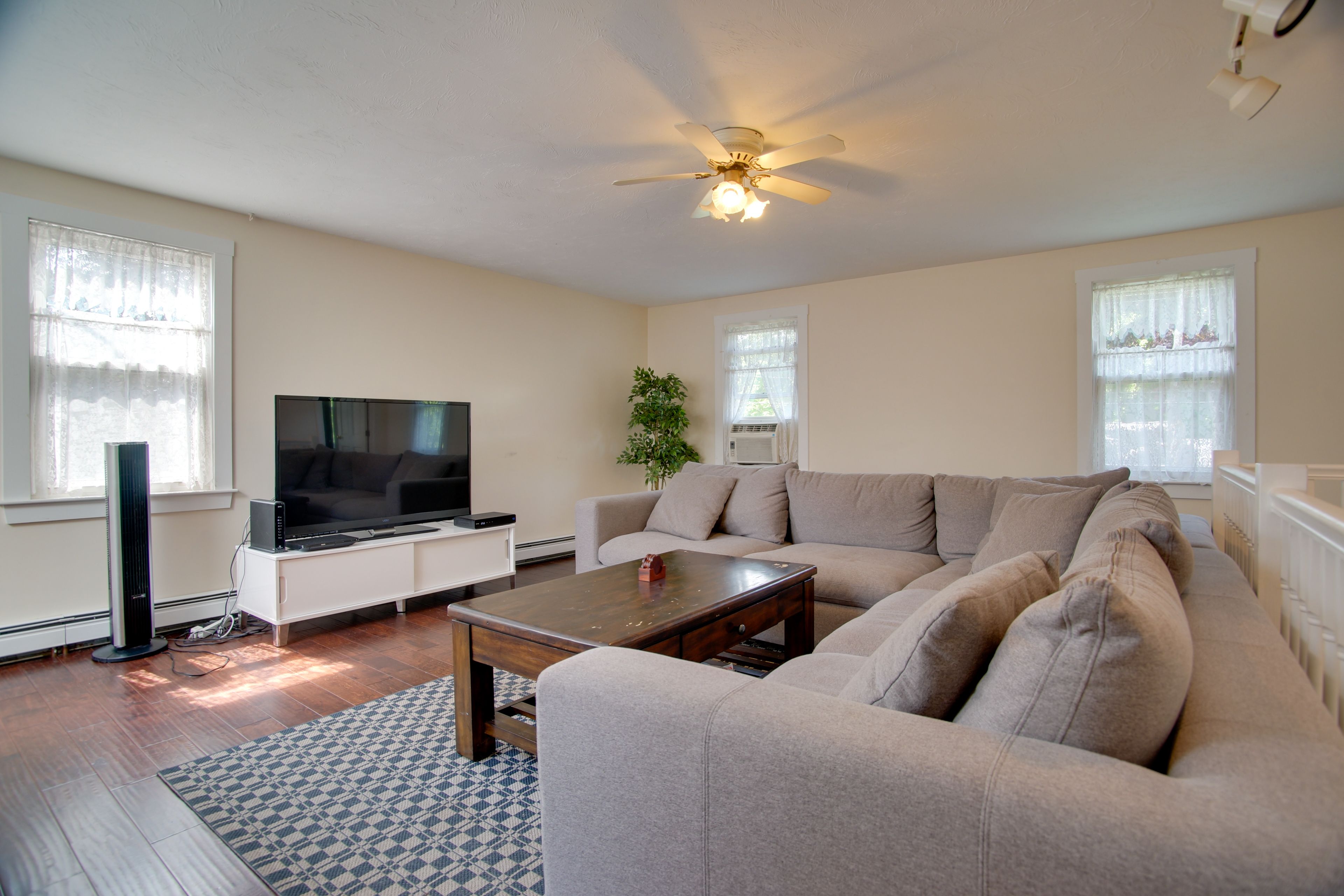 Upstairs Living Room | Smart TV | Free WiFi