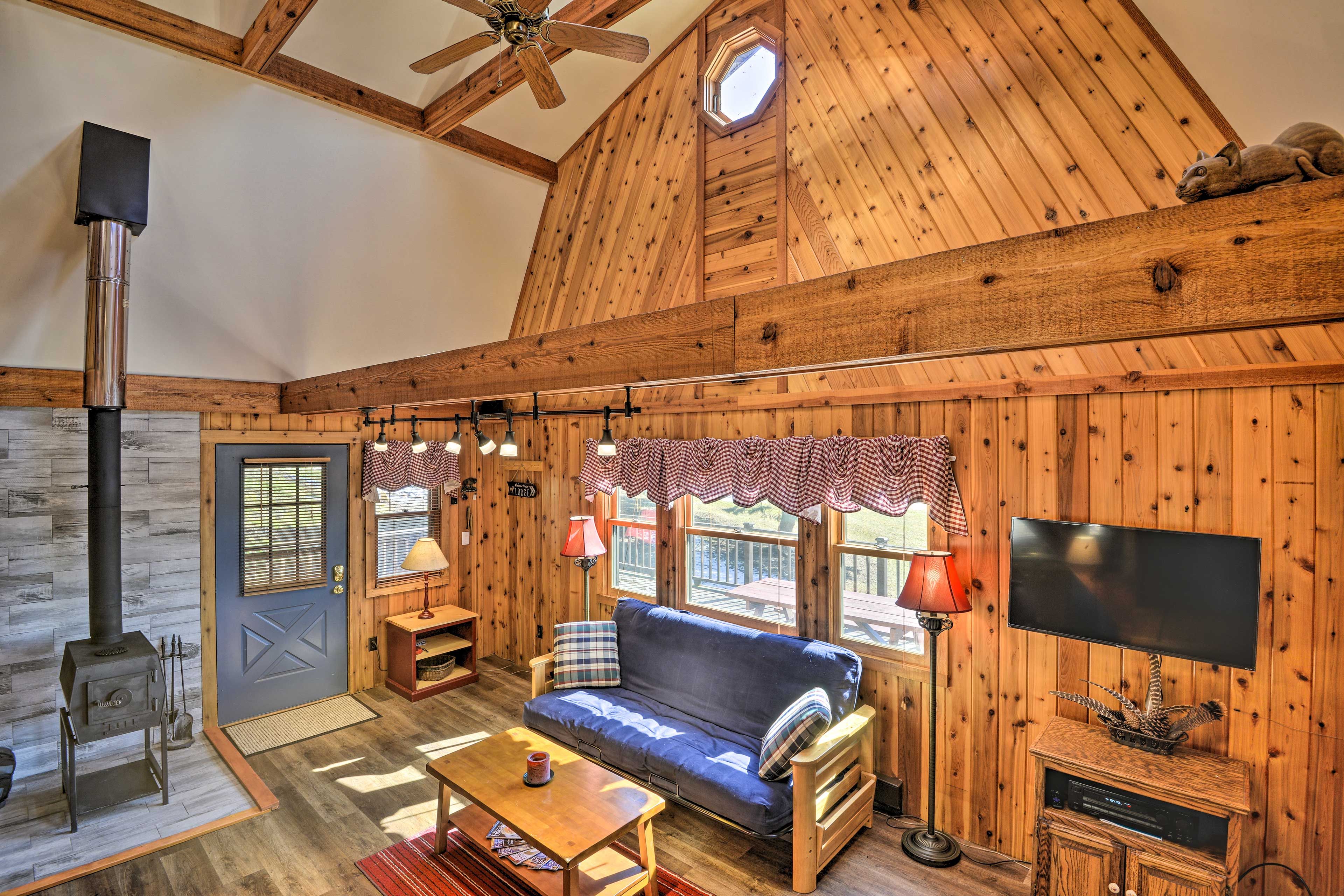 Living Area | Free WiFi | 2 Futons