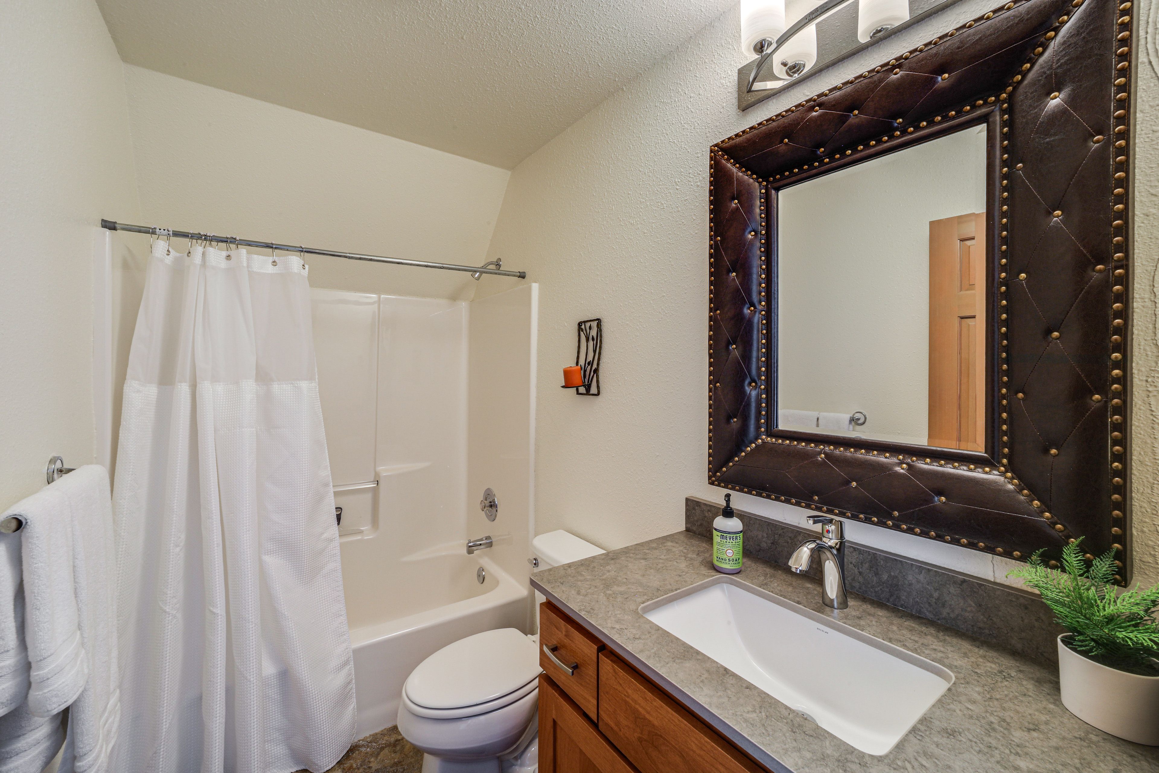 Full Bathroom | Towels Provided