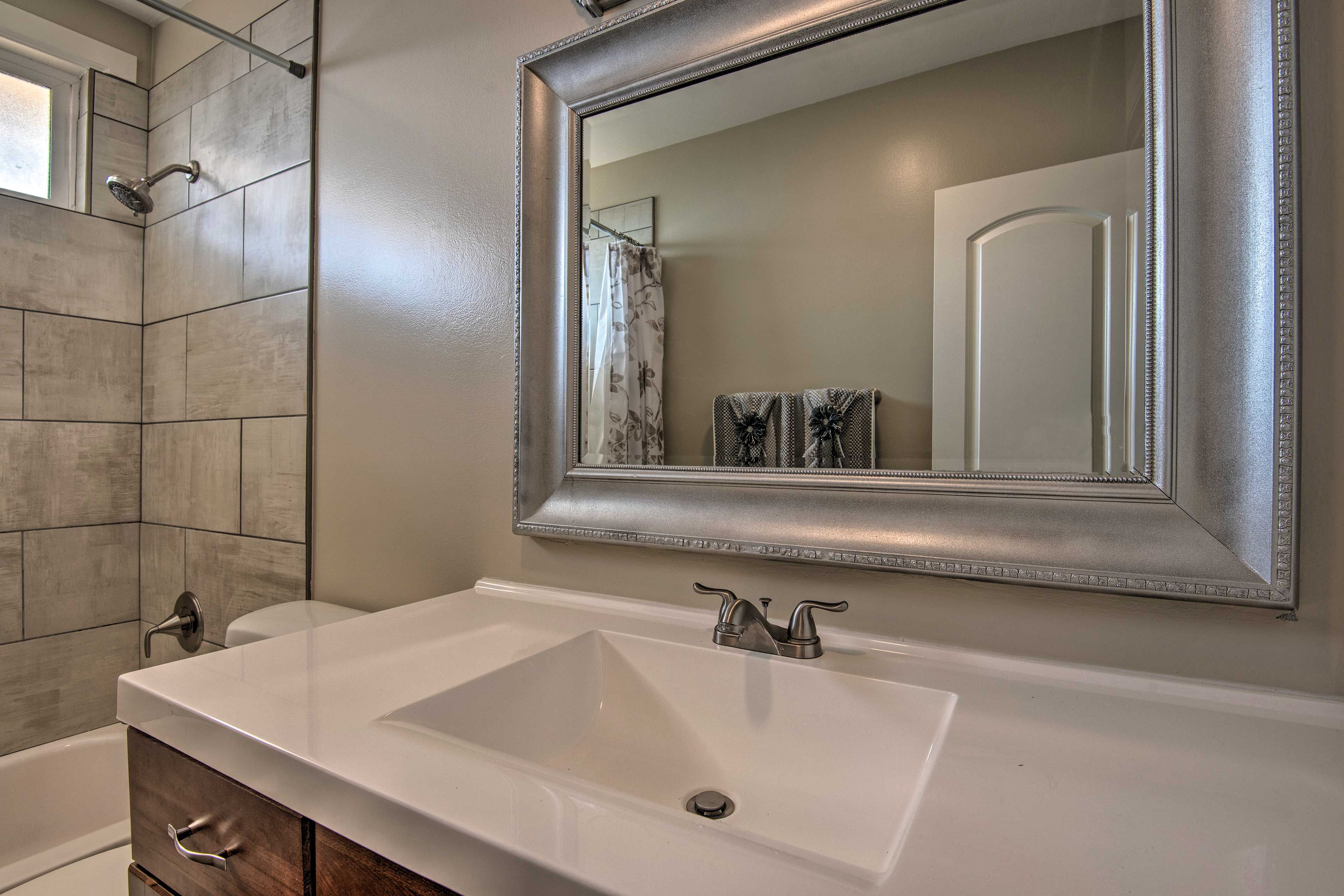 Freshen up for a night on the town thanks to this trusty sink/mirror duo.