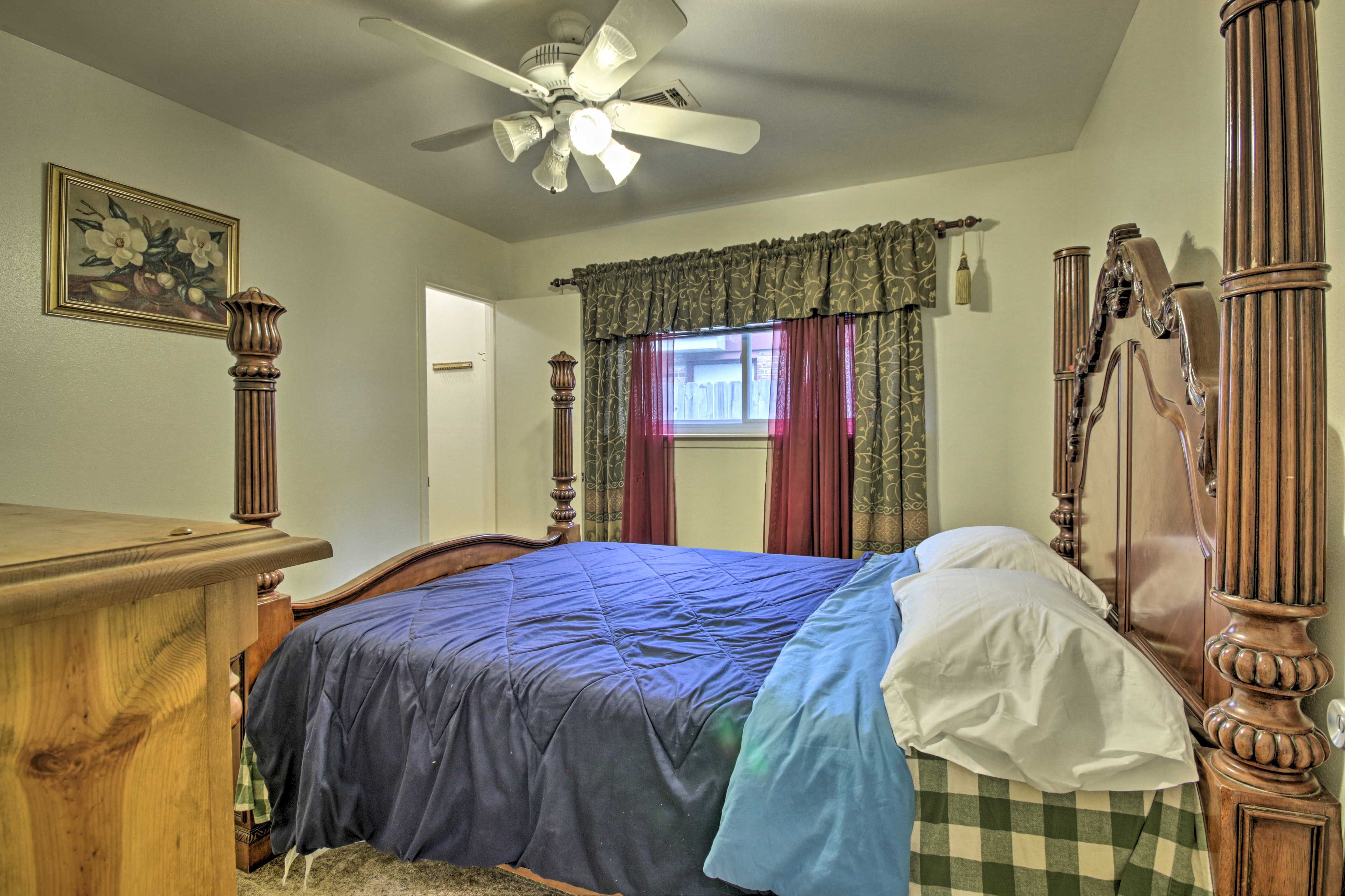 Close the curtains and sleep in late in the second bedroom.