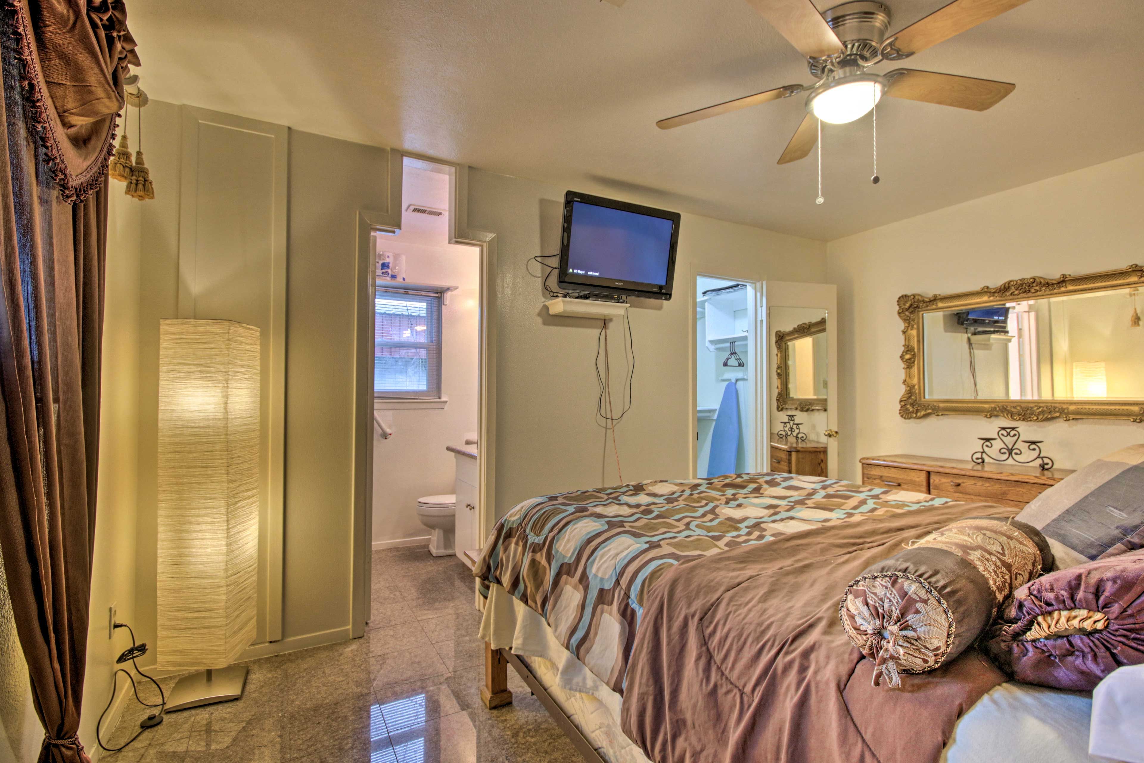 This room has a vintage mirror with engraved details!