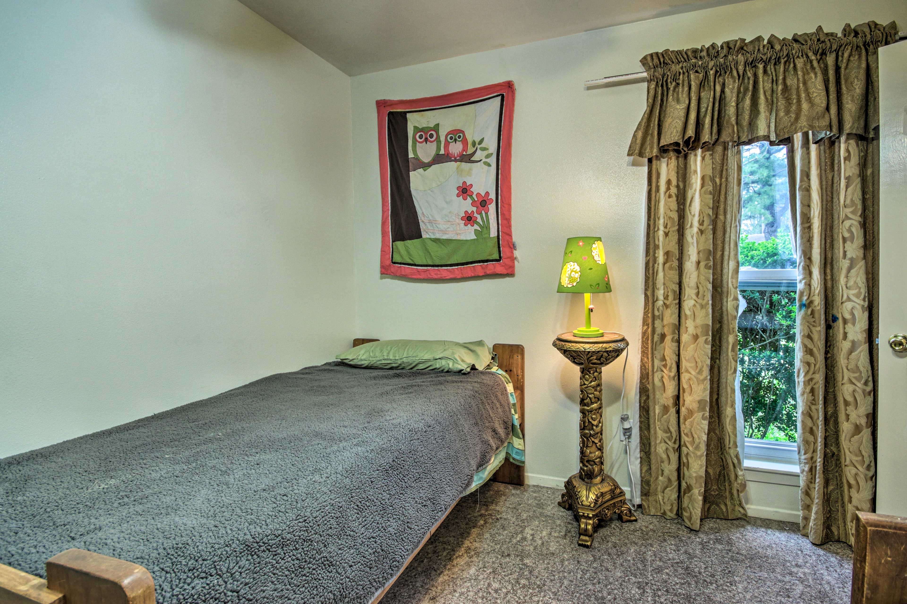This room has 2 twin-sized beds.
