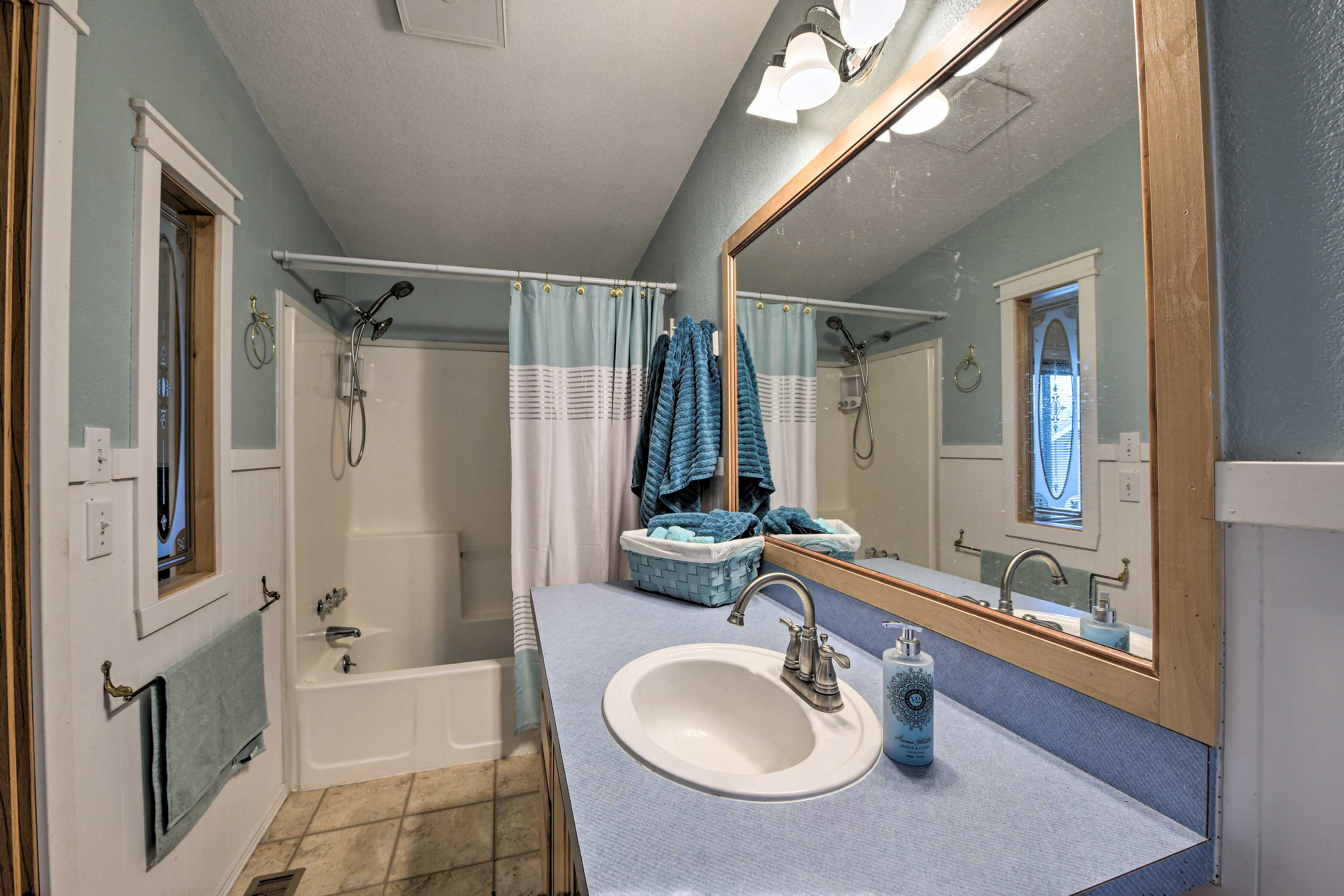En-Suite Bathroom | Towels Provided