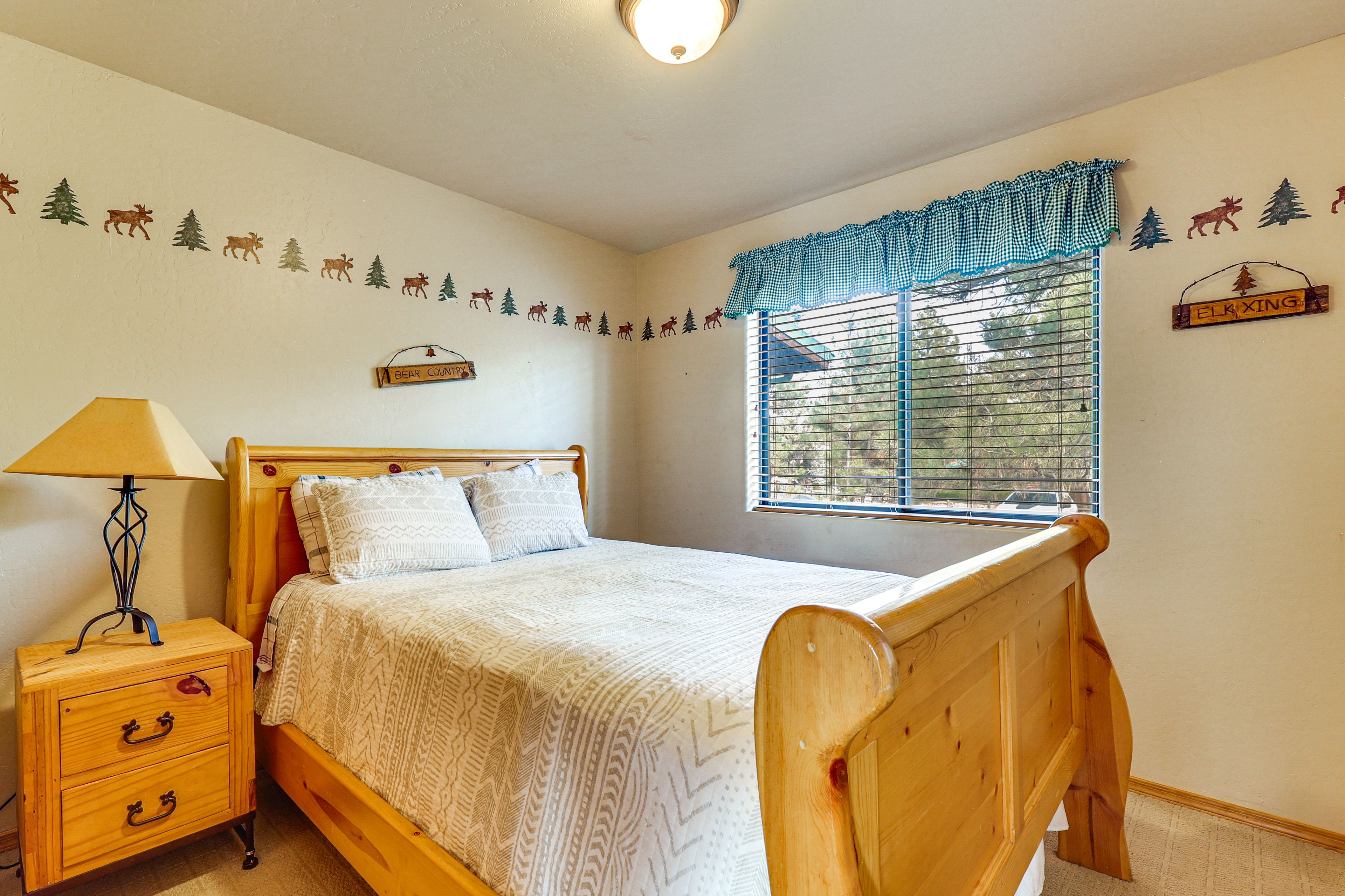 Bedroom 3 | Queen Bed