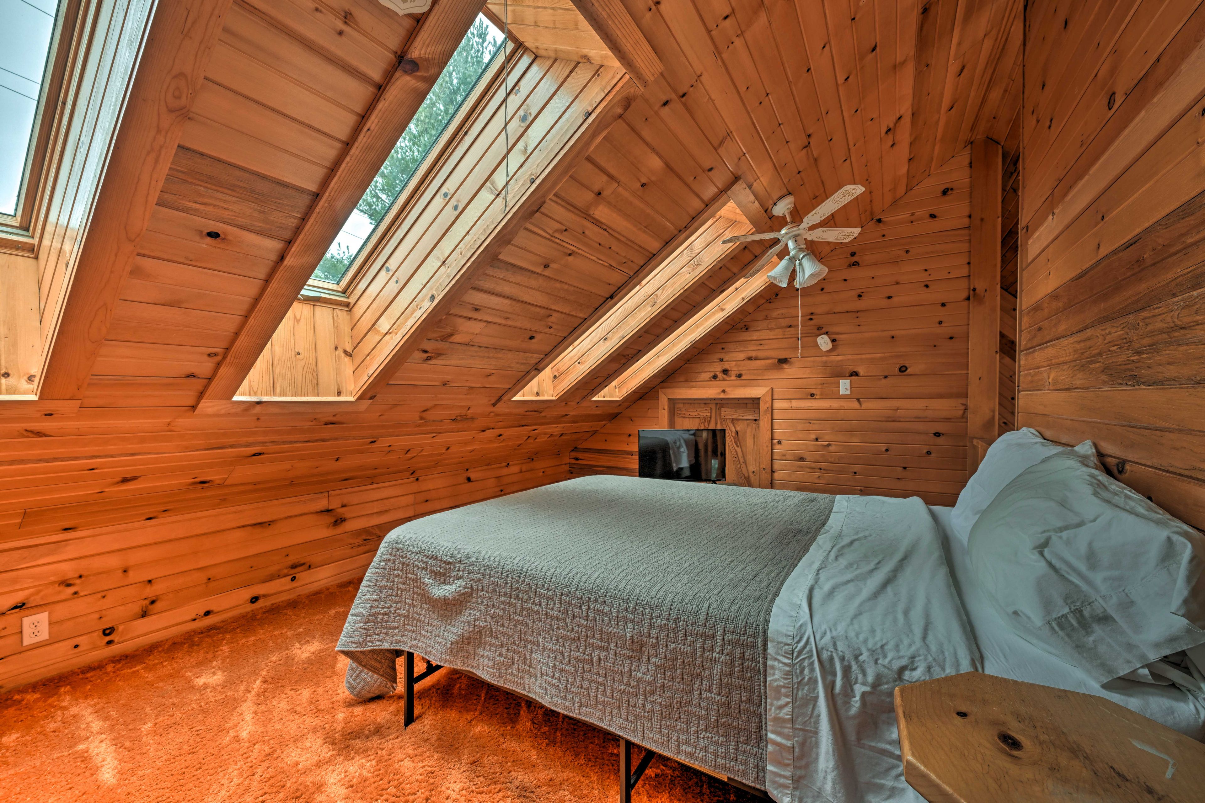 Bedroom 2 (Loft) | Queen Bed