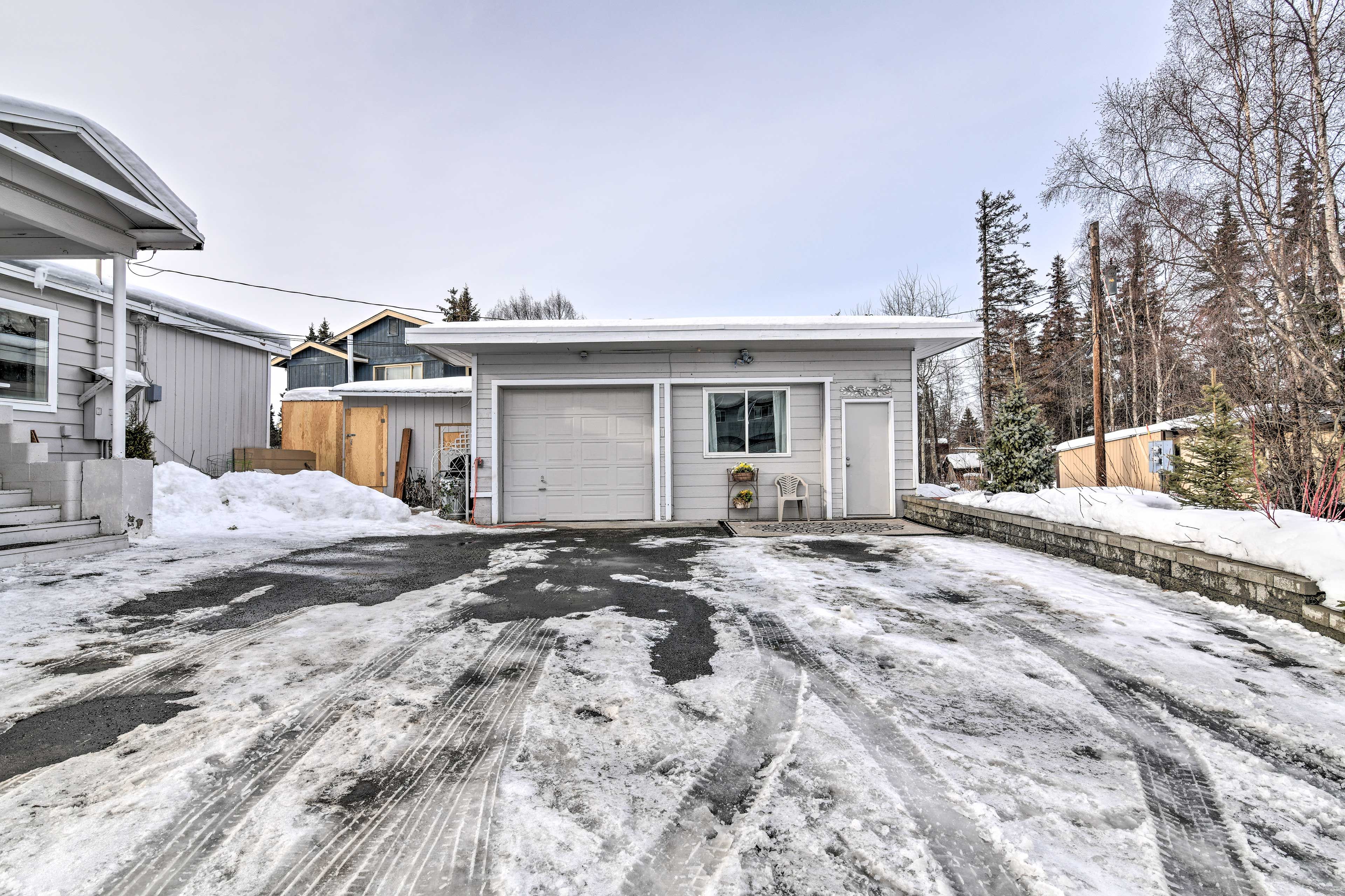 The main house is also a vacation rental & travelers may be present.