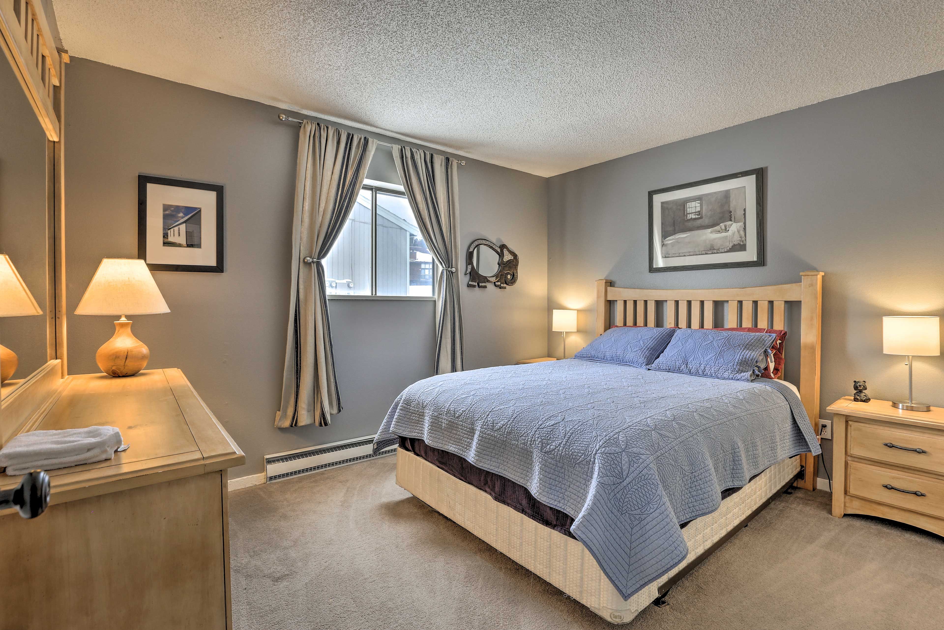 This bedroom comfortably sleep 2 guests in the queen bed.