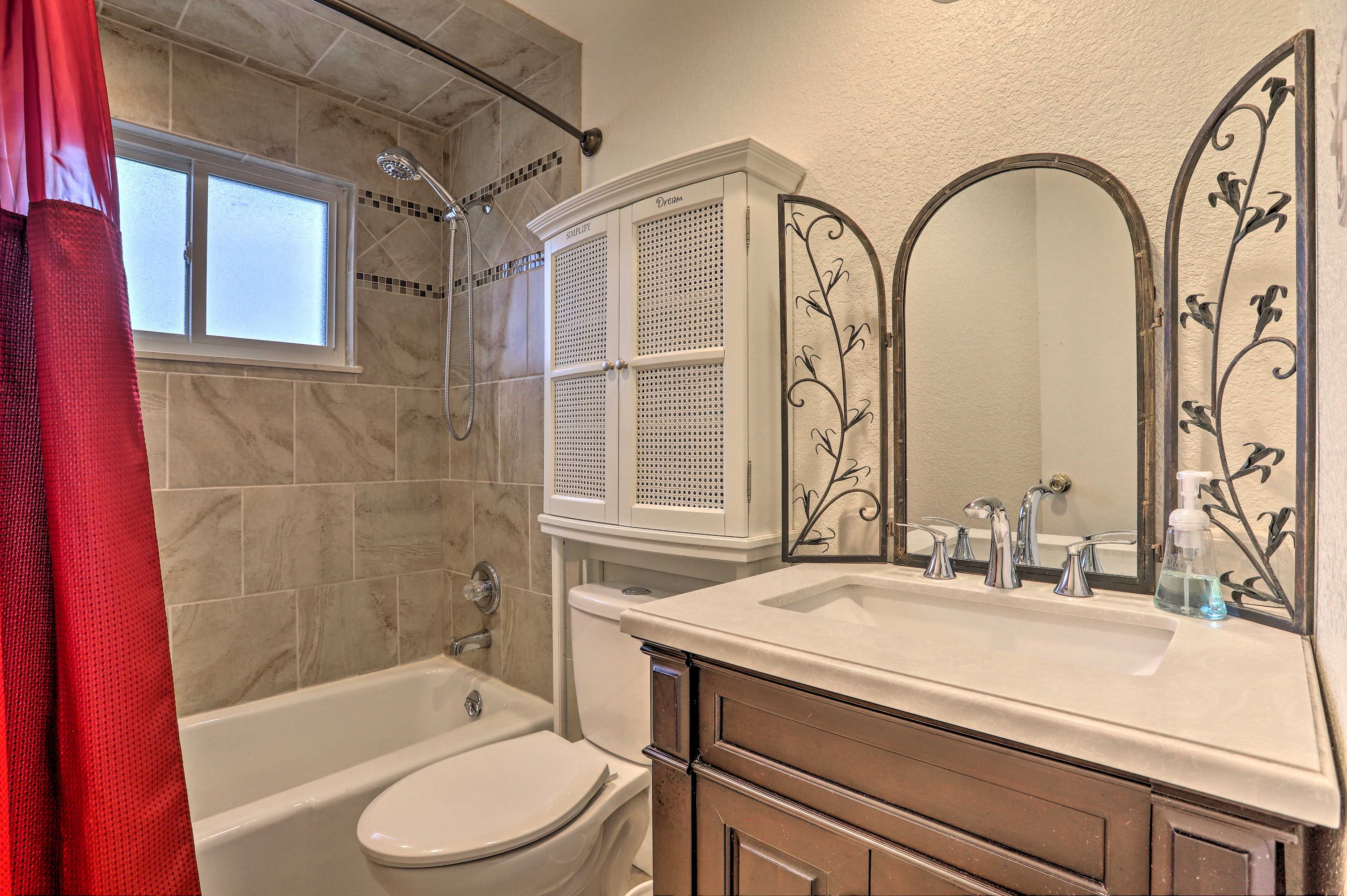 Full Bathroom | Towels Provided | Complimentary Toiletries