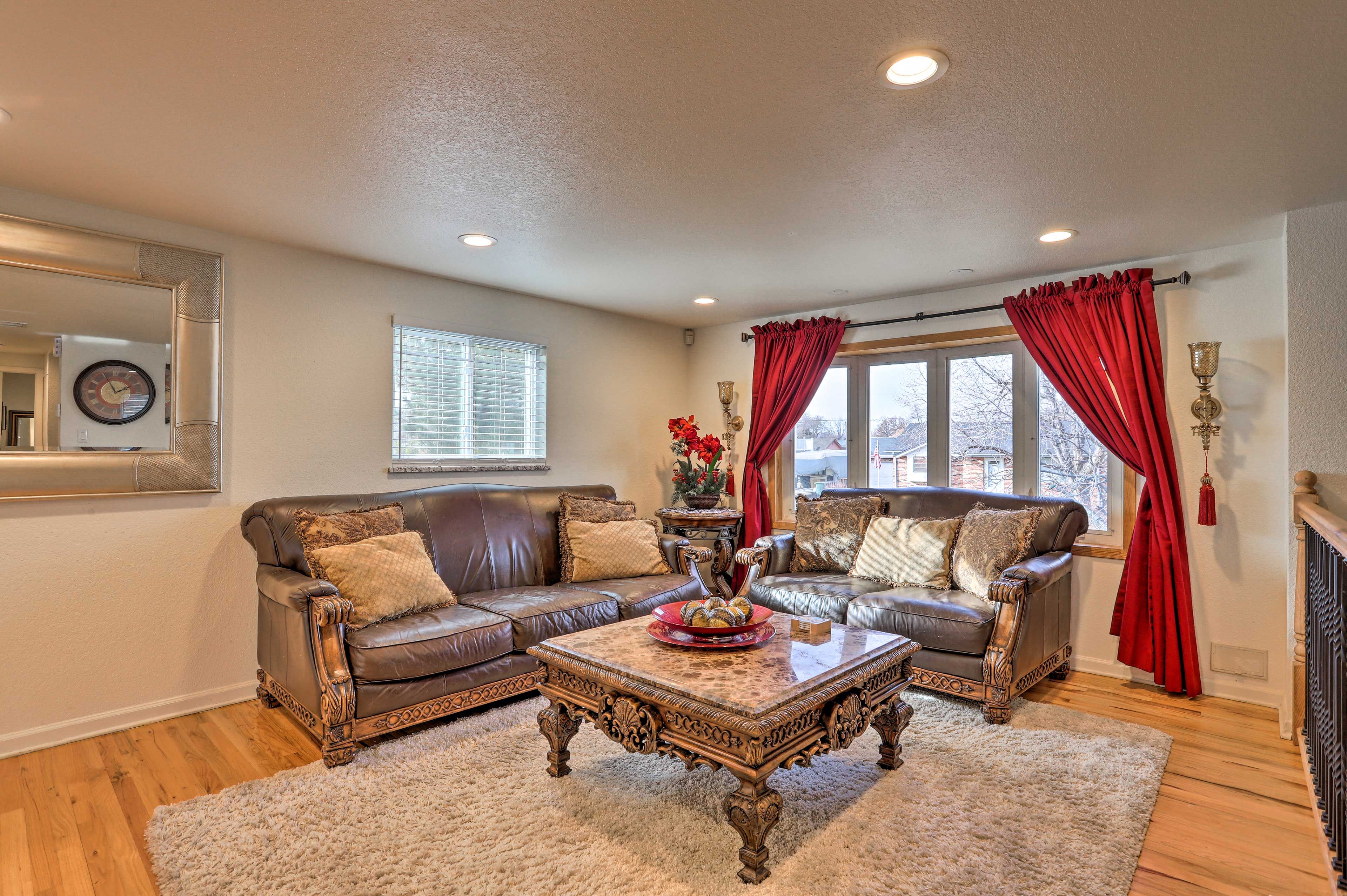 Living Room | Free WiFi | Smart TV | Central A/C & Heat | Upper Level
