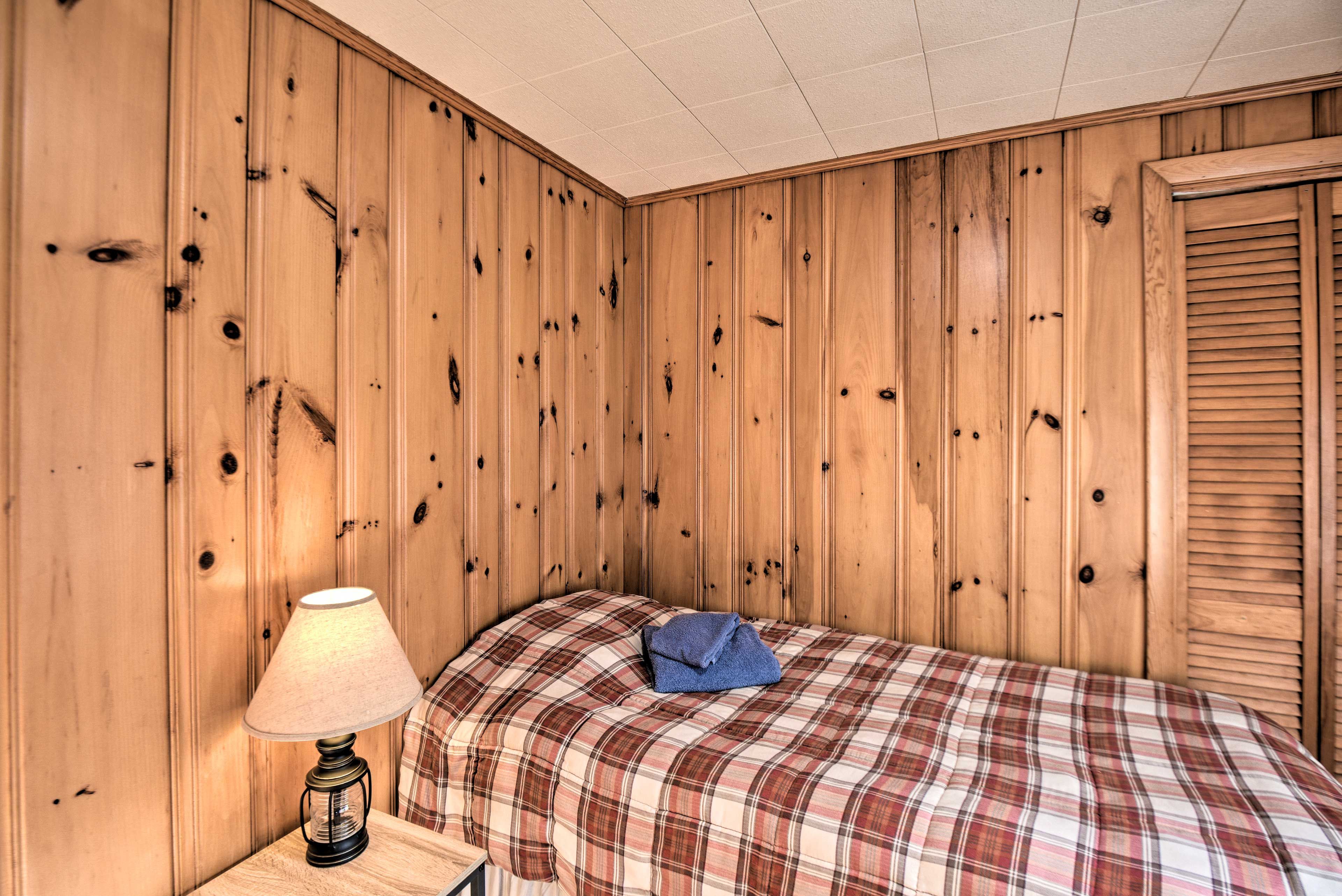 Bedroom 3 | Twin Bed | Flat-Screen TV