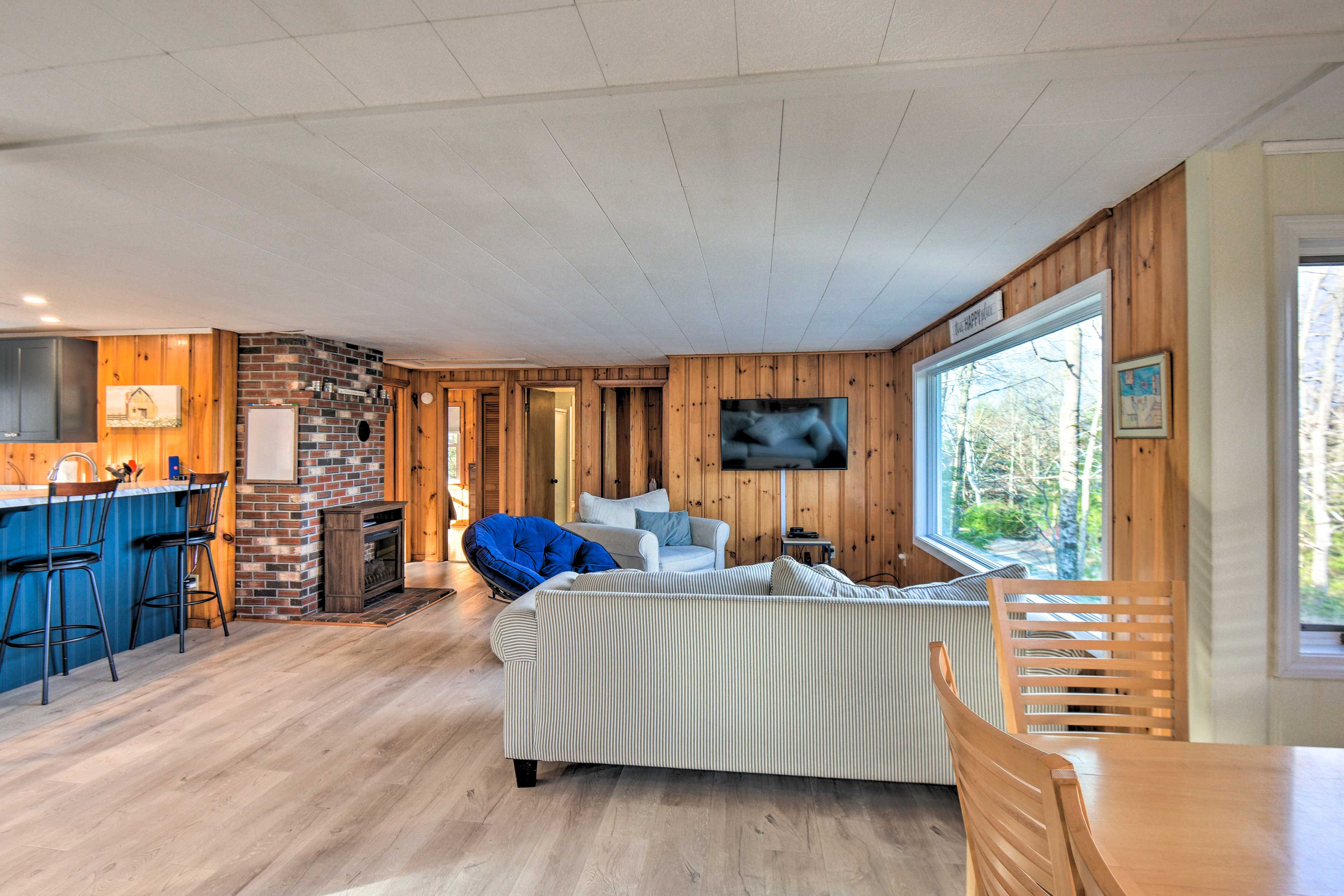 Living Room | Smart TV | Free WiFi | Lake Views