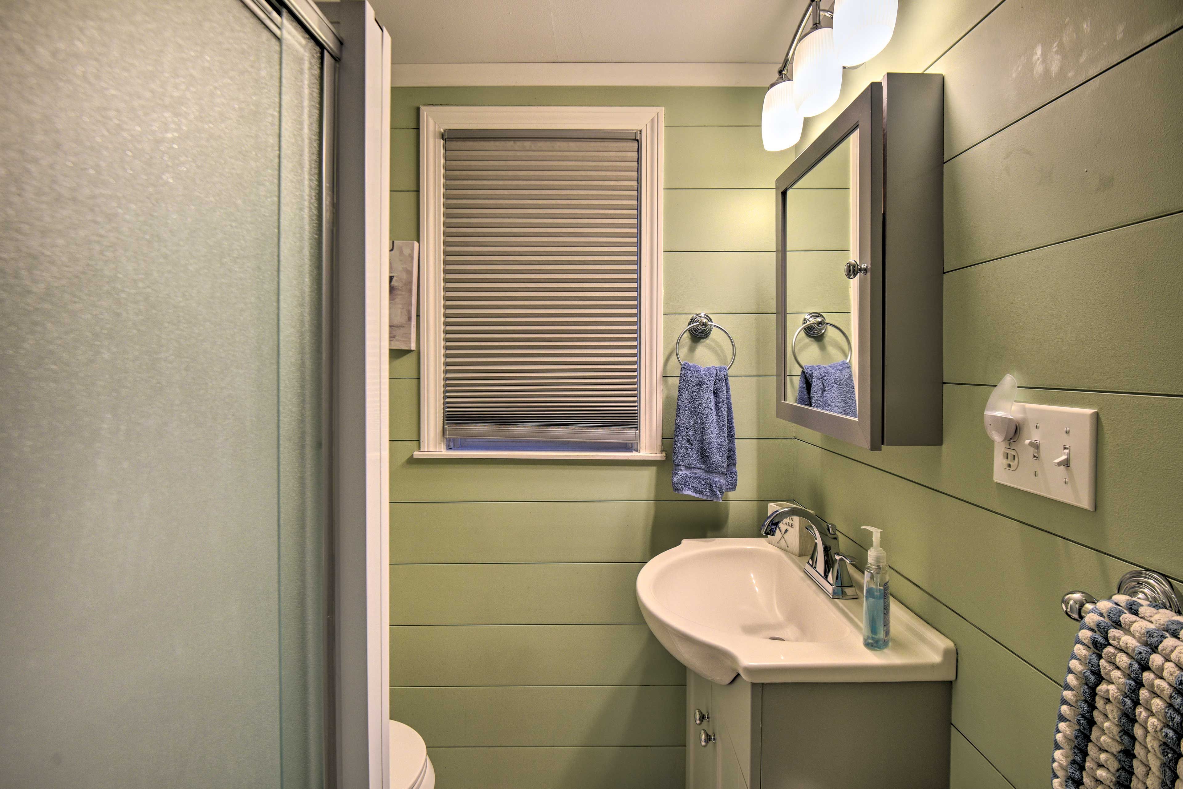 Full Bathroom | Towels Provided