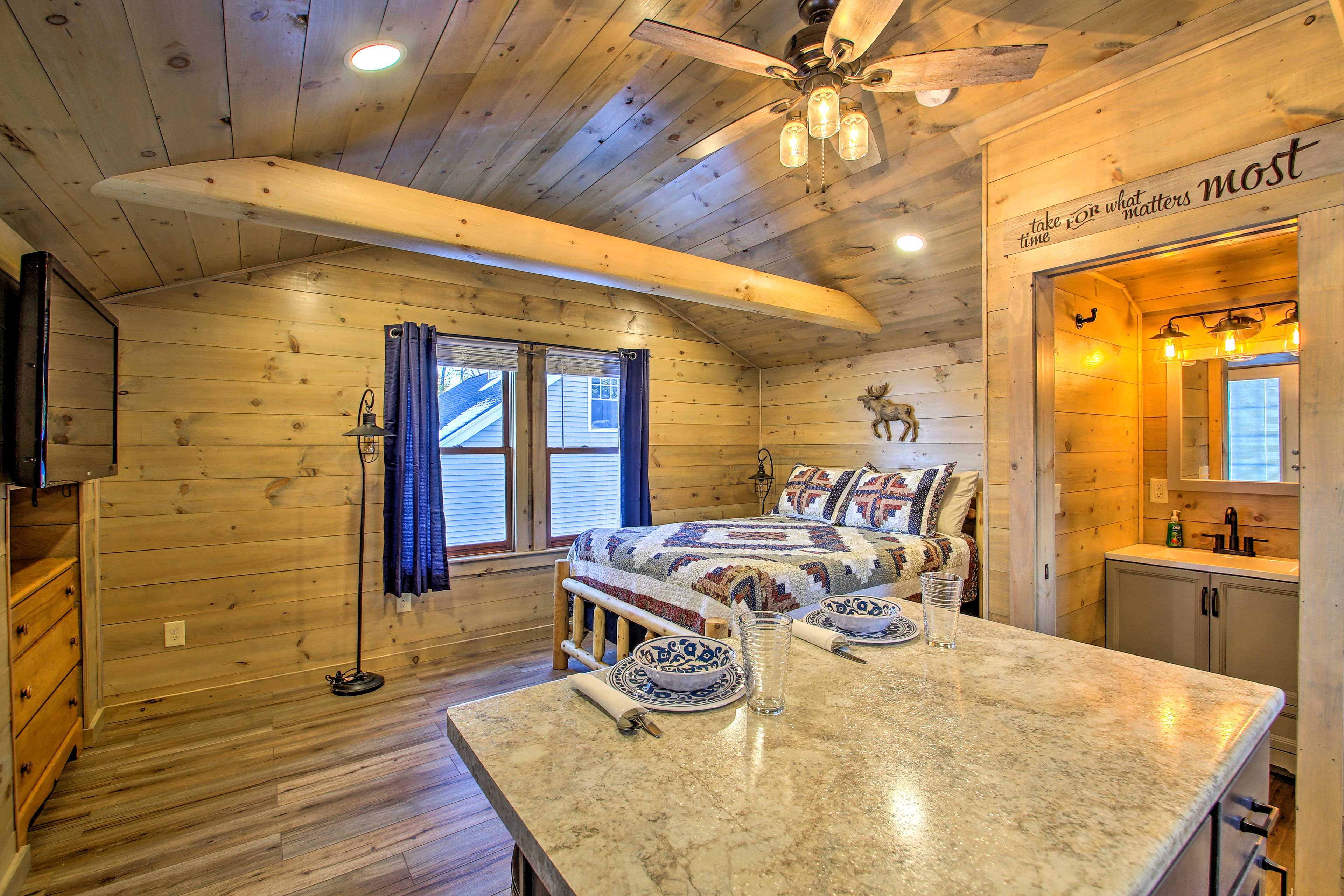 Studio | Queen Bed | A/C | Smart TV w/ Cable