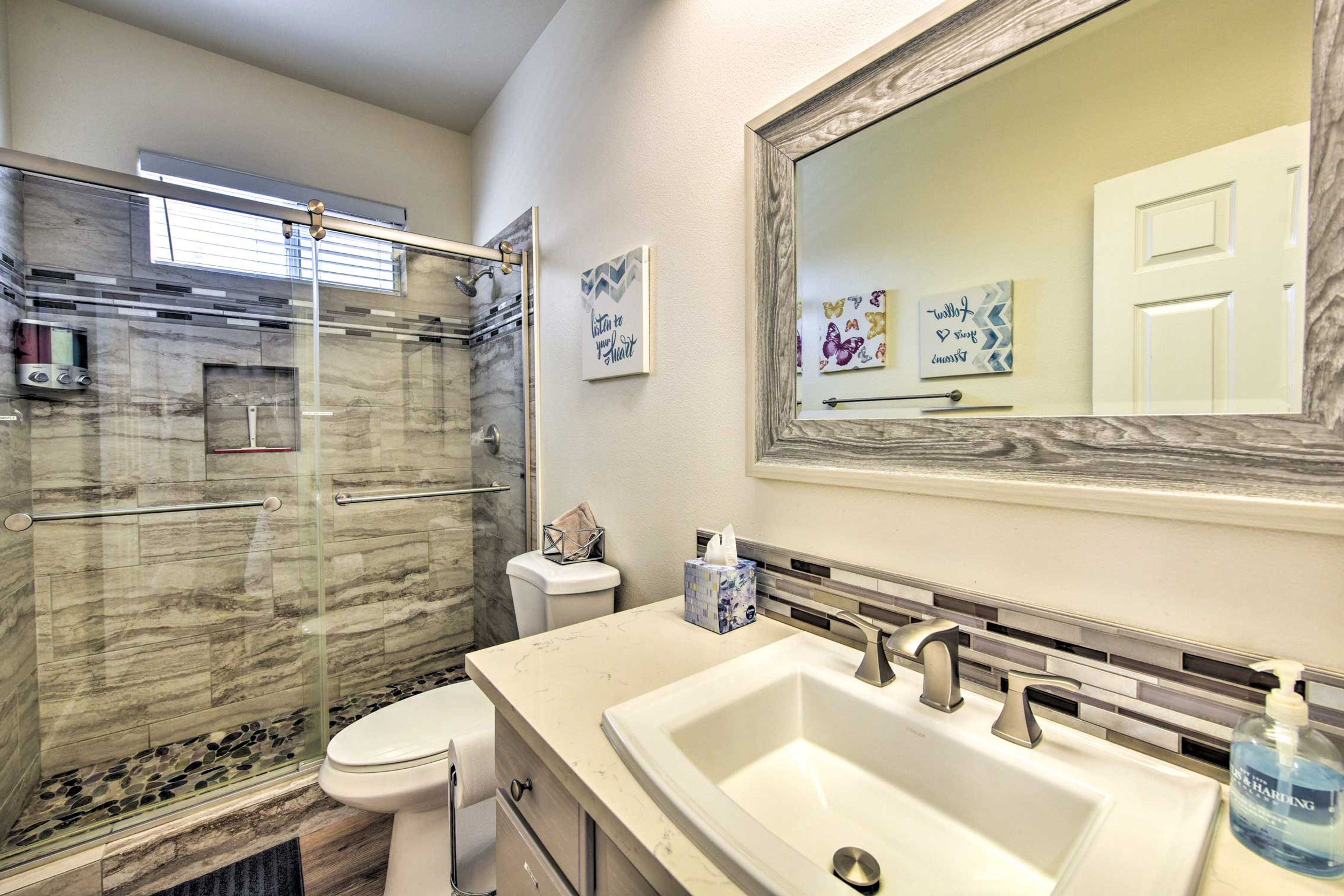 Full Bathroom | Complimentary Toiletries