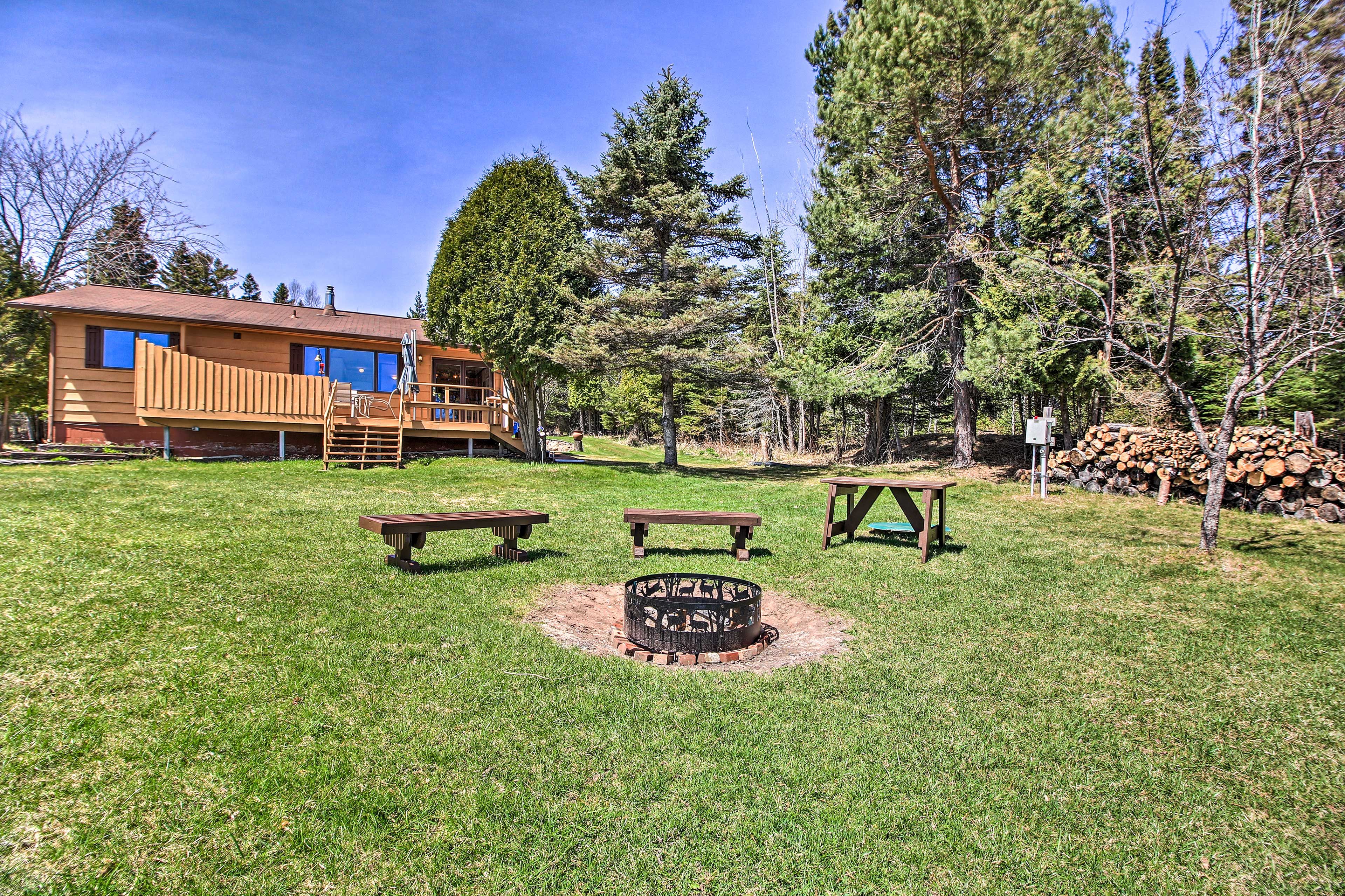Backyard | Private Deck | Fire Pit