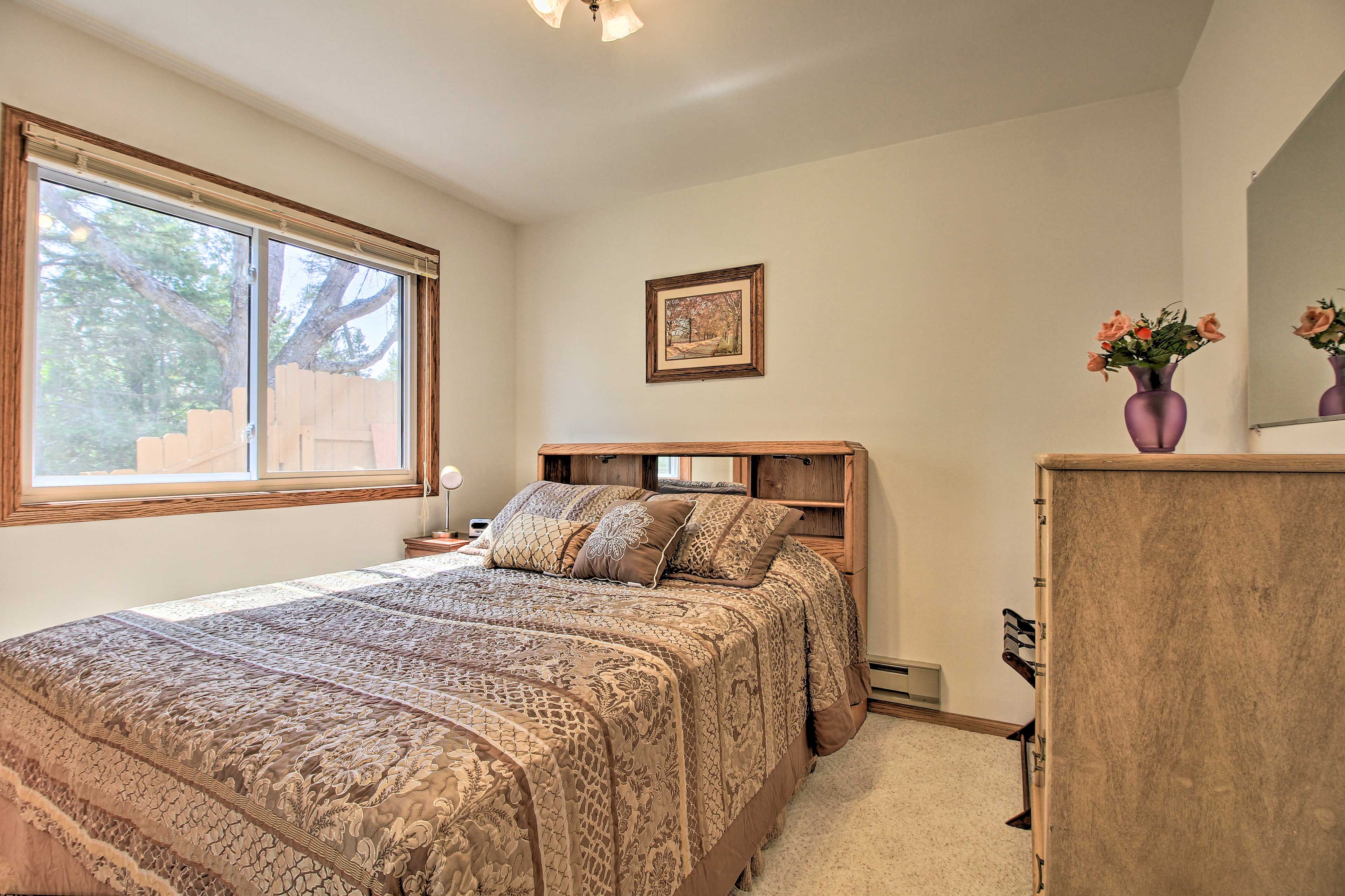 Bedroom 1 | Queen Bed