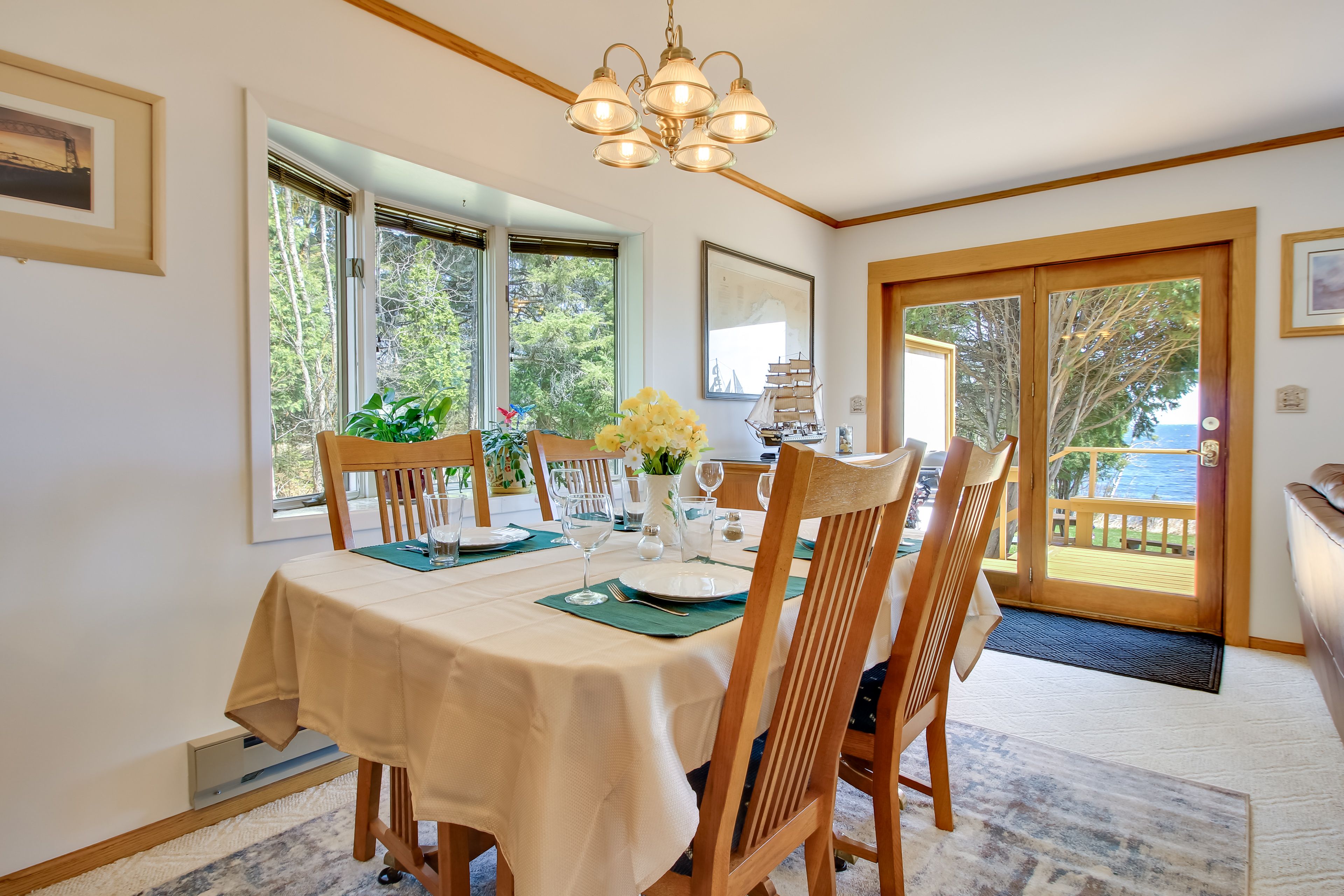 Dining Area | Dishes & Flatware Provided