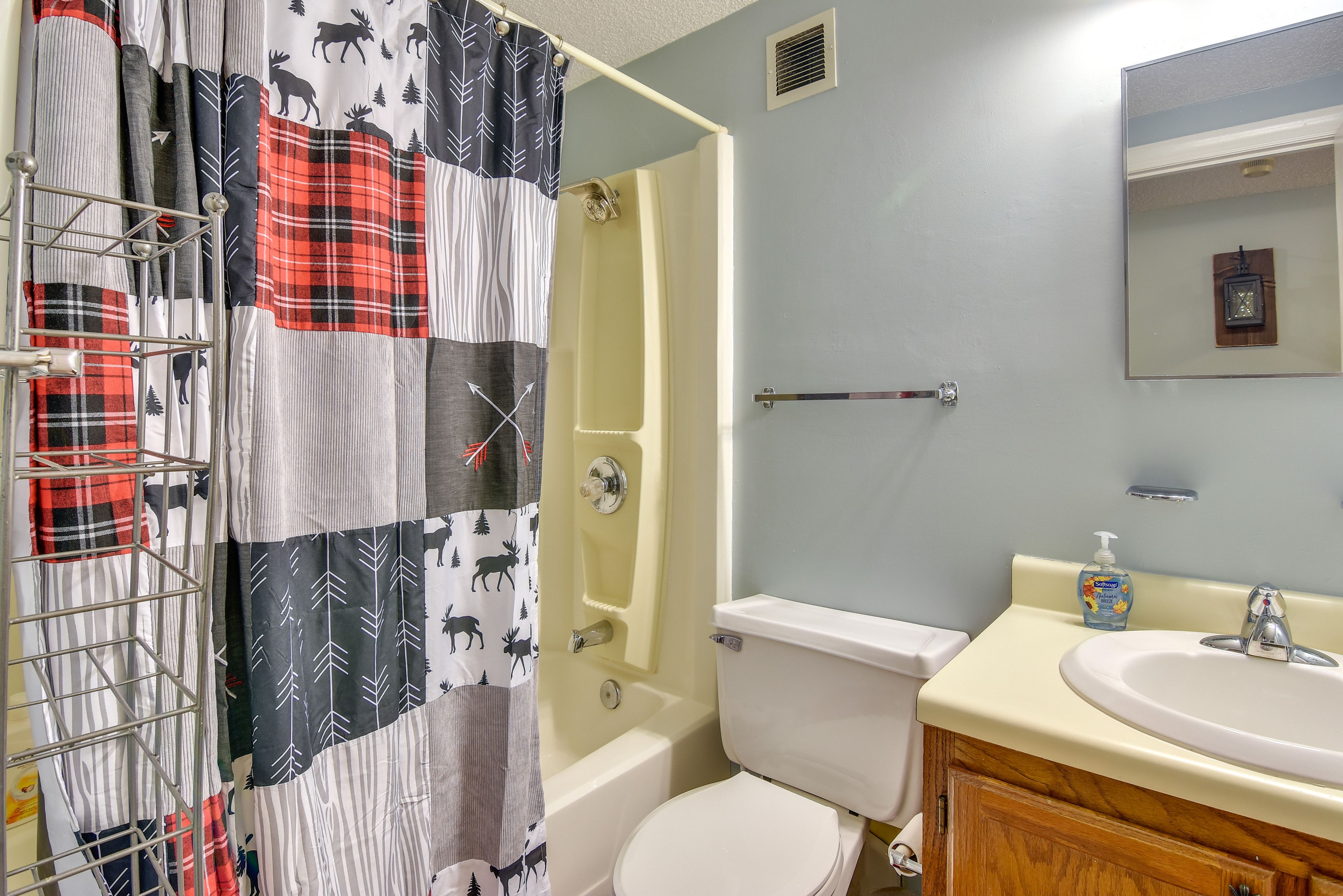 Full Bathroom | Towels Provided