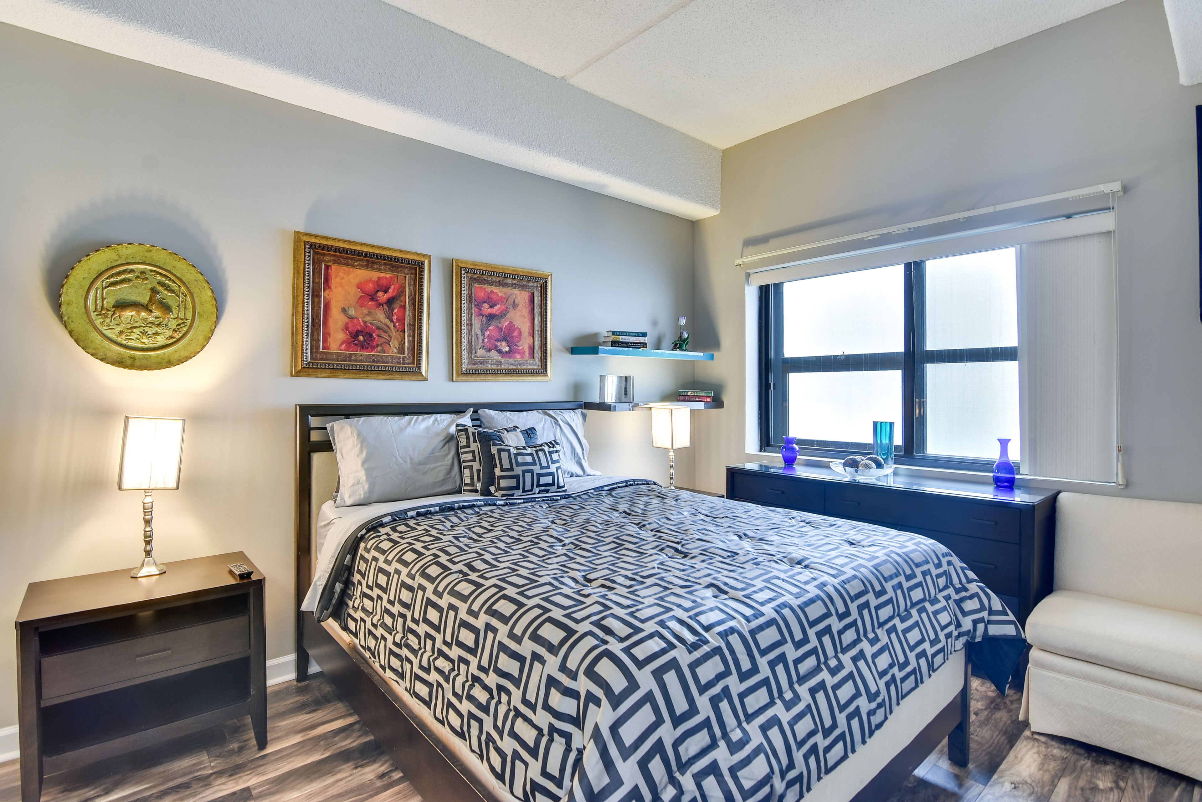 Bedroom 1 | Queen Bed