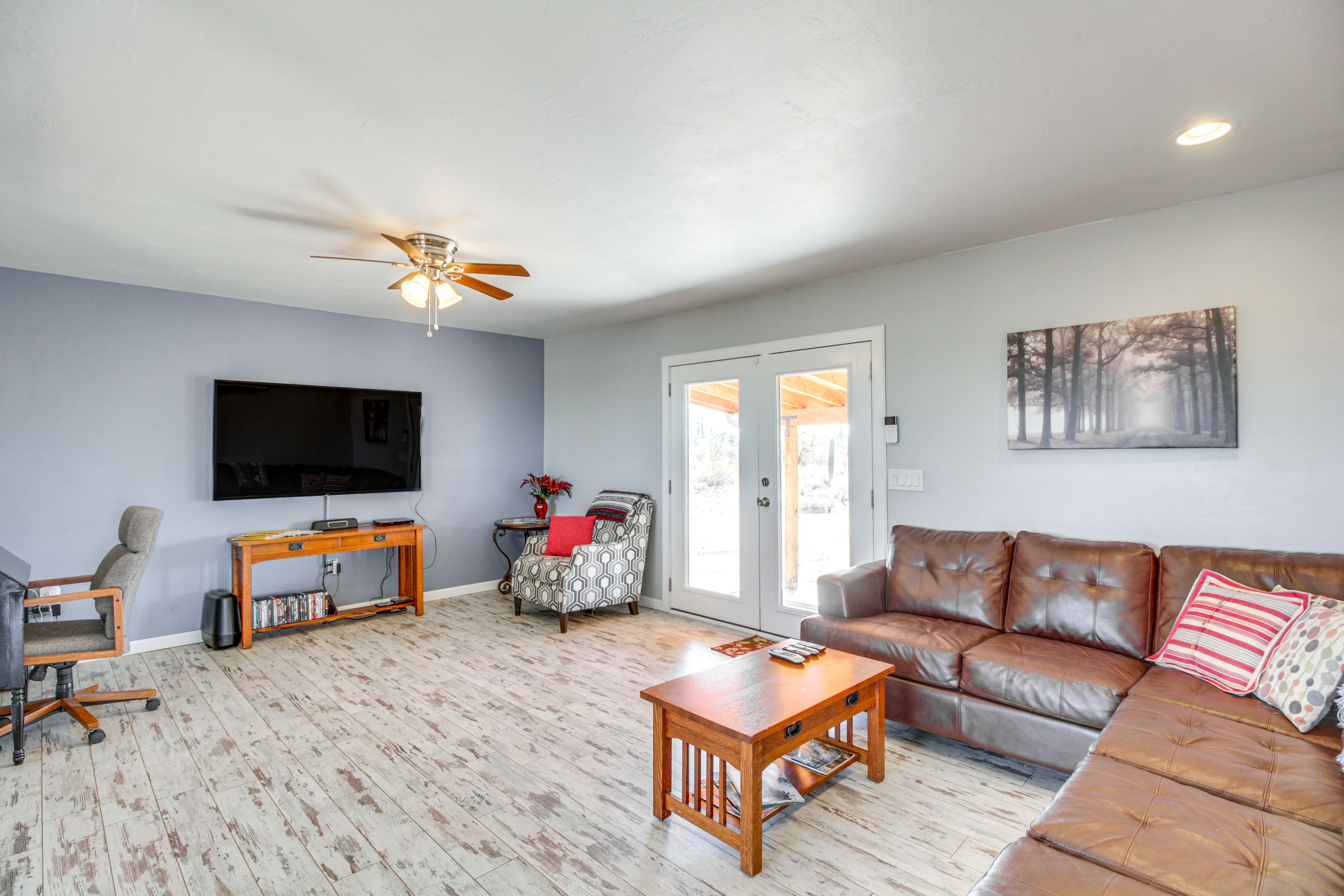 Living Room | Open Floor Plan | Free WiFi | Smart TV | Desk
