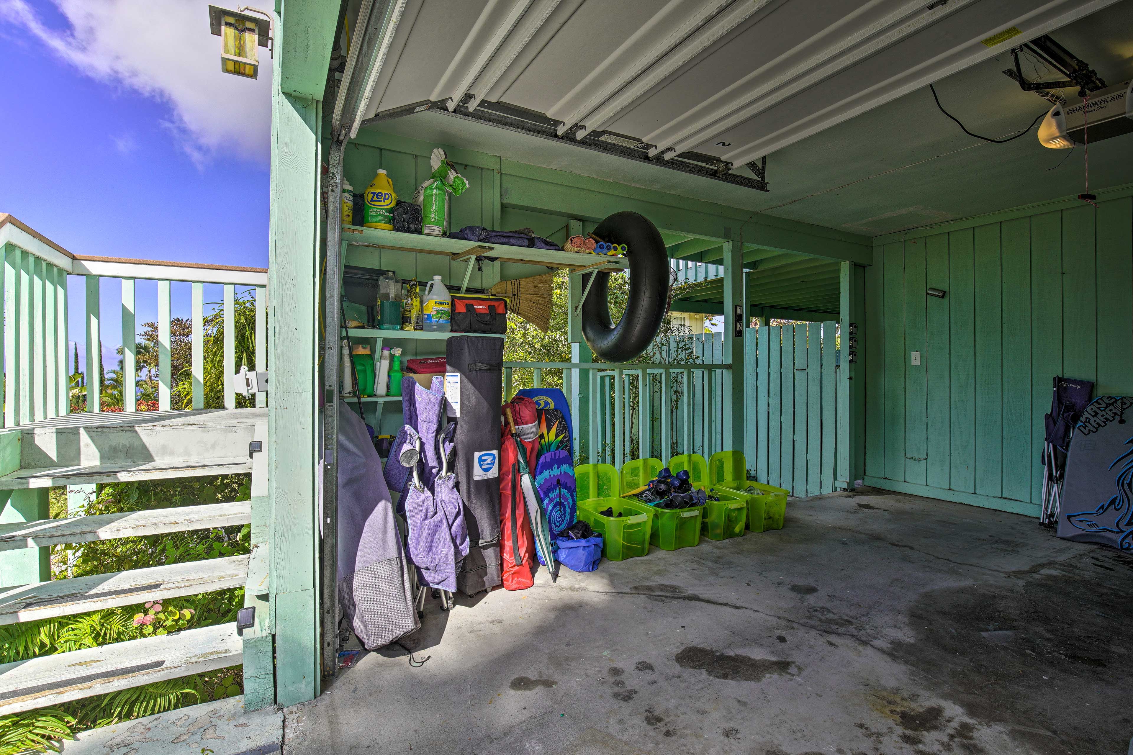 This unit provides everything you'll need for days on the beach.