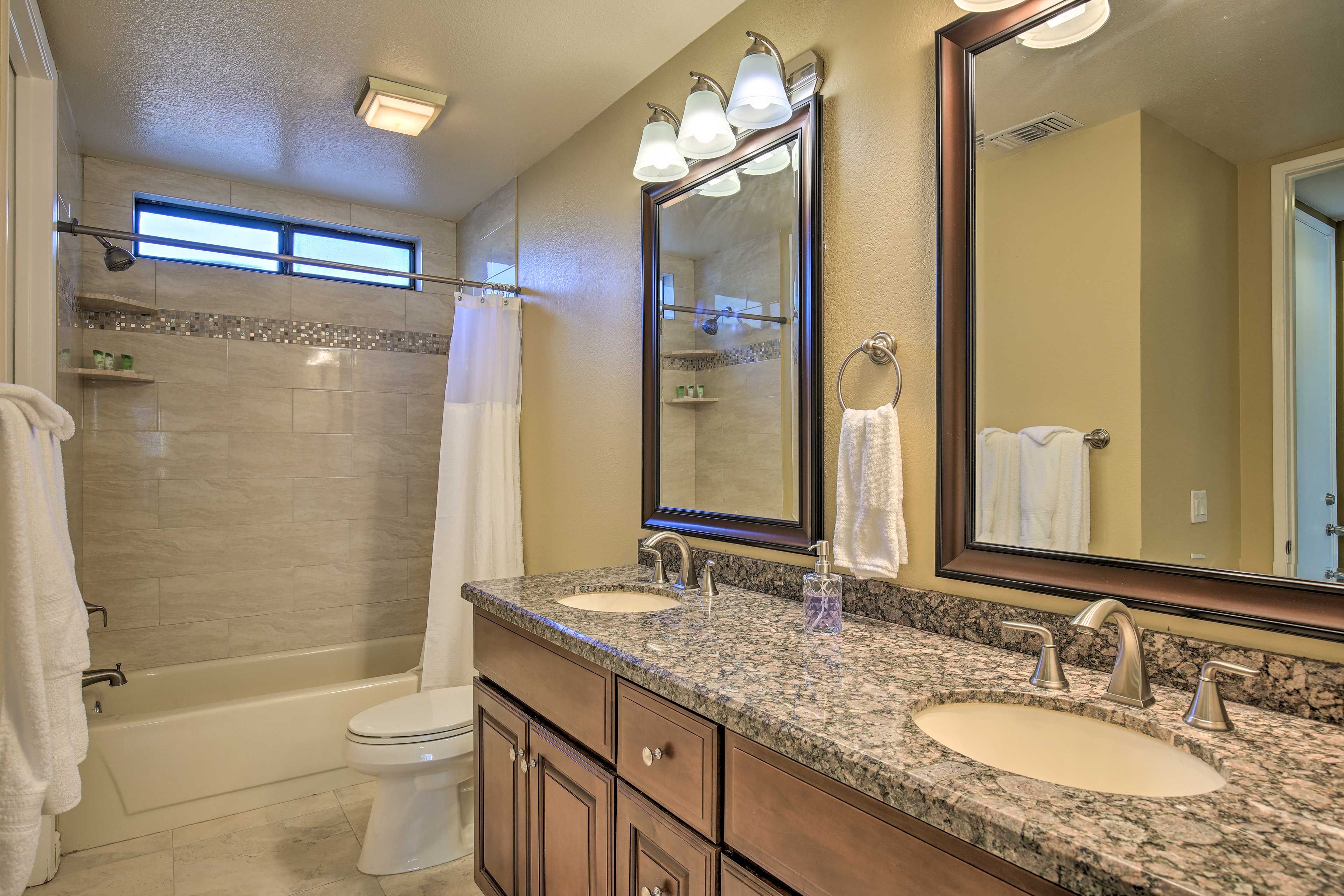 Full Bathroom | Shower/Tub Combo | Granite Counters