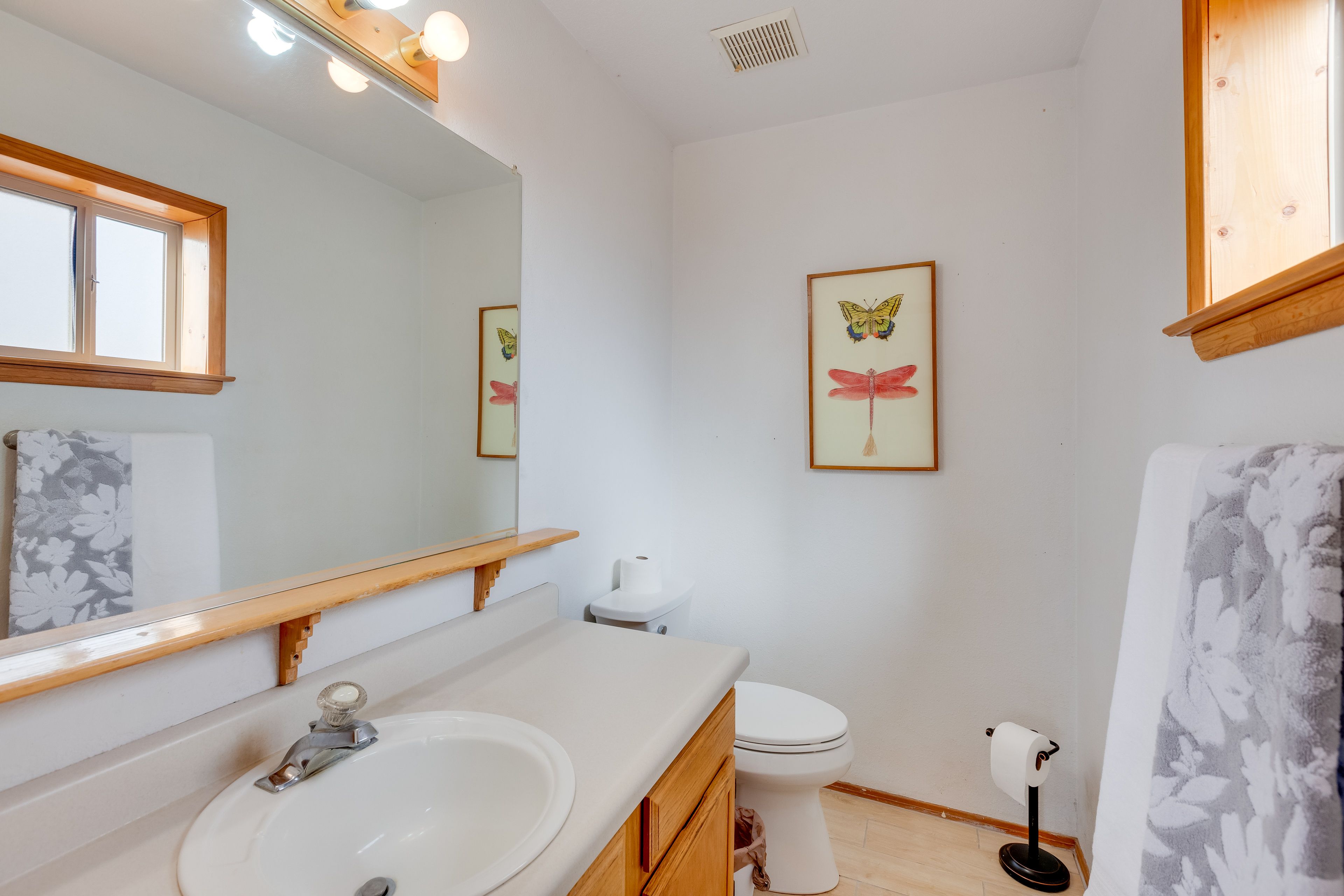 Half Bathroom | Towels Provided
